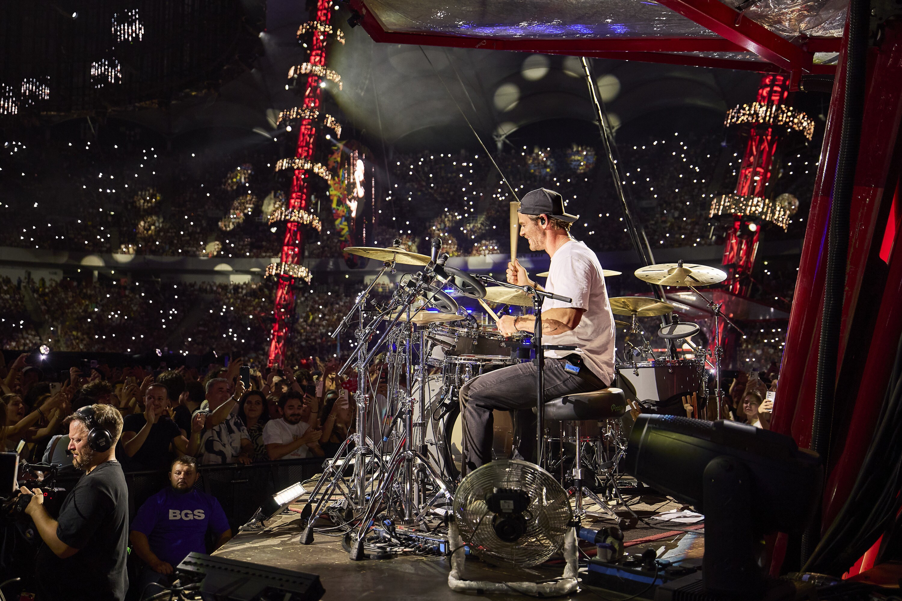 Chris Hemsworth drums during the Ed Sheeran concert in Bucharest. (credit: NationalGeographic/Evan Paterakis)