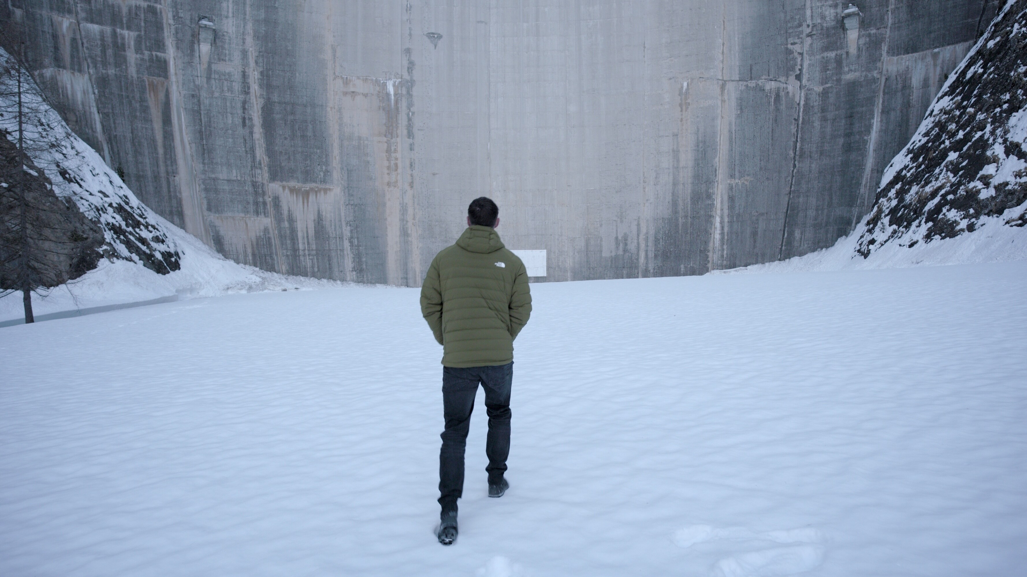 At the base of the Luzzone dam, Chris Hemsworth prepares for the climb.  (credit: National Geographic)