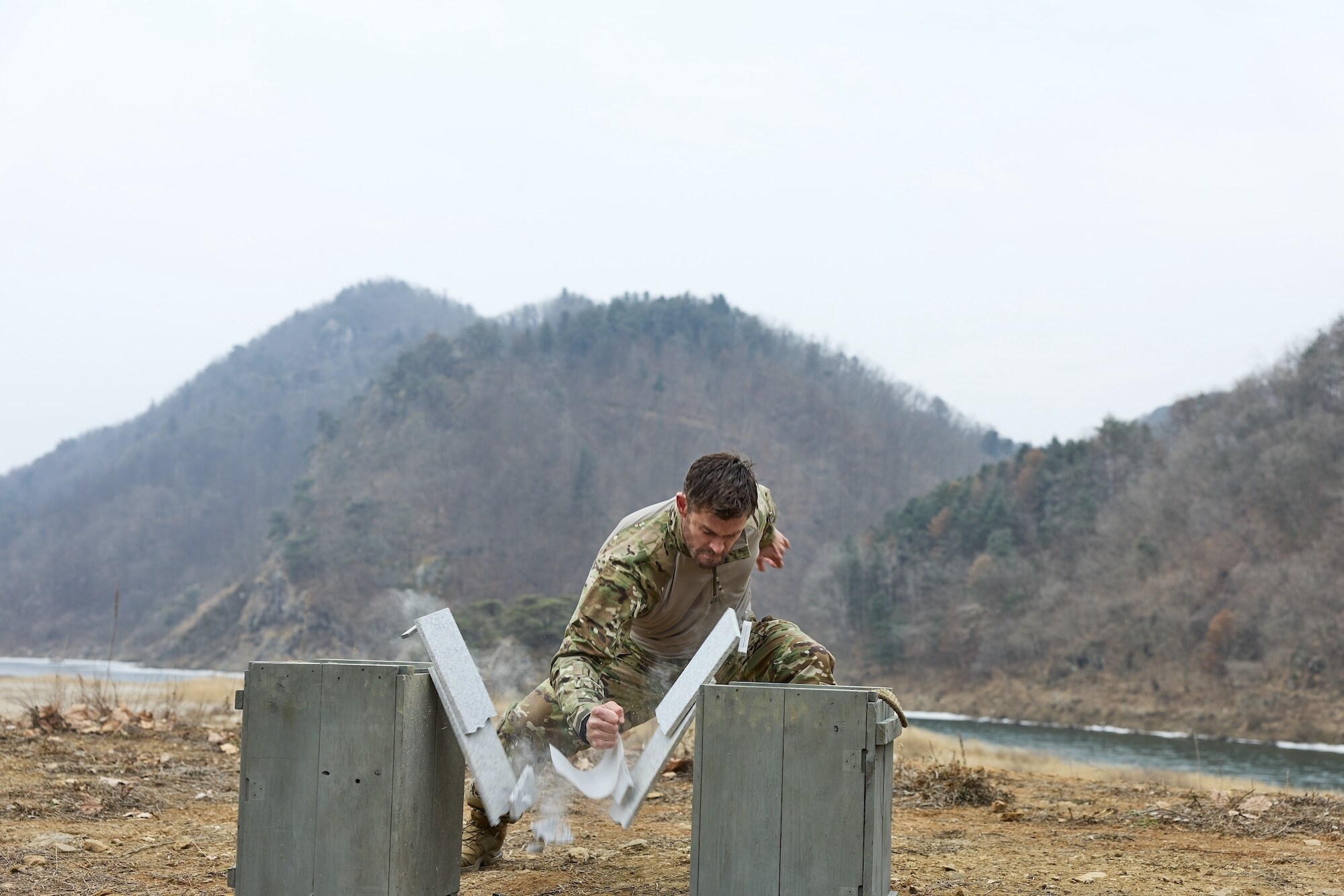 Chris Hemsworth sets out to confront his chronic pain in a bold, immersive journey through South Korea. Guided by pain expert Dr. BJ Miller, he explores ancient healing traditions and cutting-edge science. The final test: "pain valley"—a brutal gauntlet of Special Forces trials that will push him to the limit. (credit: National Geographic/Evan Paterakis)
