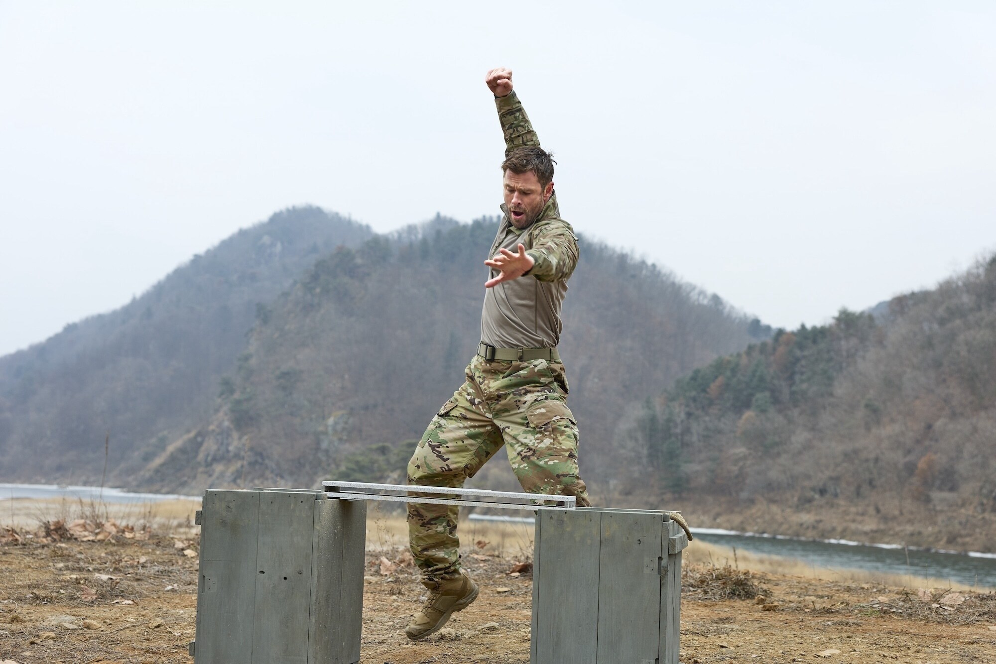 Chris Hemsworth sets out to confront his chronic pain in a bold, immersive journey through South Korea. Guided by pain expert Dr. BJ Miller, he explores ancient healing traditions and cutting-edge science. The final test: "pain valley"—a brutal gauntlet of Special Forces trials that will push him to the limit. (credit: National Geographic/Evan Paterakis)