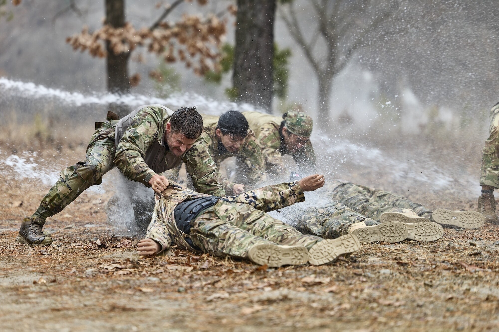Chris Hemsworth sets out to confront his chronic pain in a bold, immersive journey through South Korea. Guided by pain expert Dr. BJ Miller, he explores ancient healing traditions and cutting-edge science. The final test: "pain valley"—a brutal gauntlet of Special Forces trials that will push him to the limit. (credit: National Geographic/Evan Paterakis)