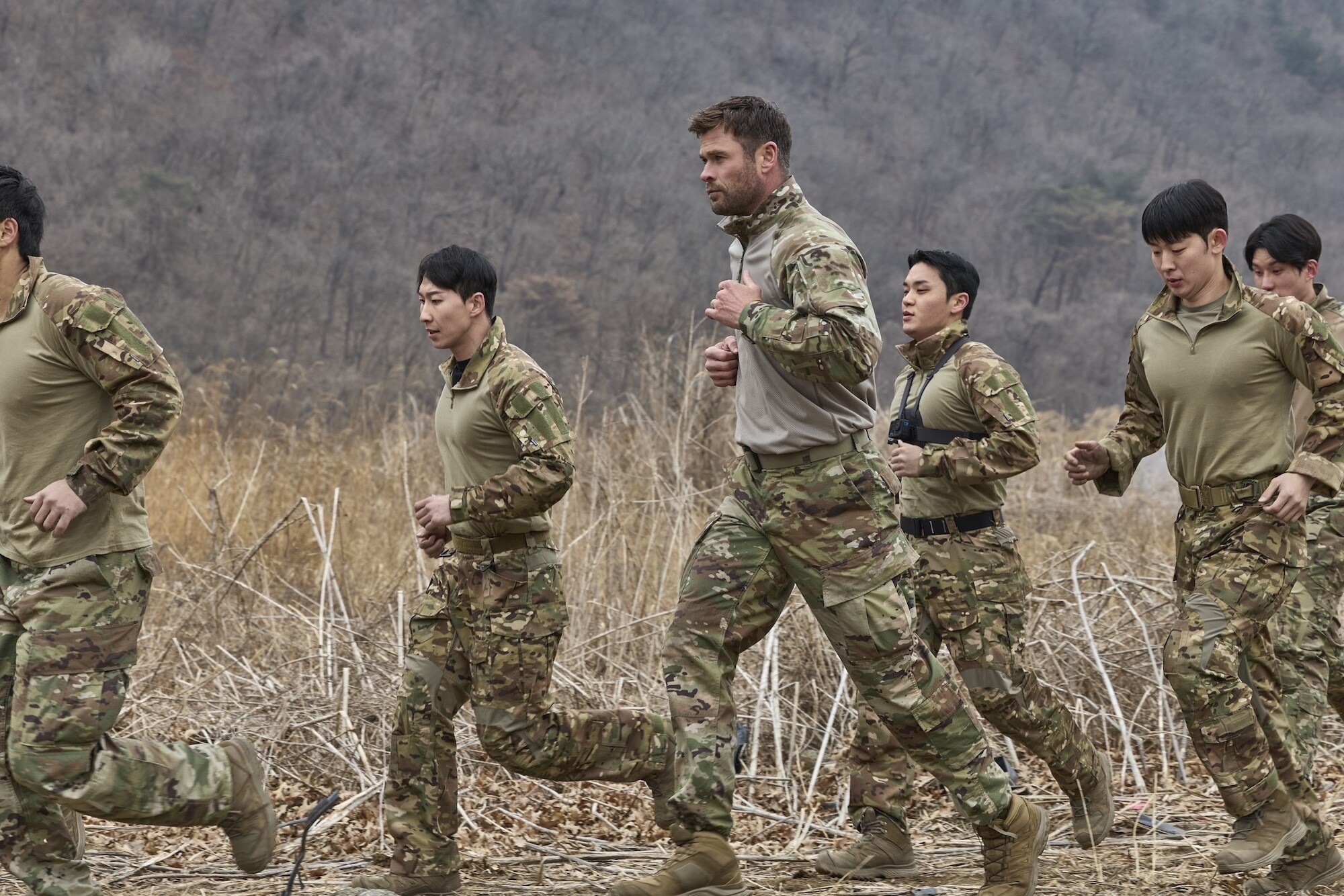 Chris Hemsworth sets out to confront his chronic pain in a bold, immersive journey through South Korea. Guided by pain expert Dr. BJ Miller, he explores ancient healing traditions and cutting-edge science. The final test: "pain valley"—a brutal gauntlet of Special Forces trials that will push him to the limit. (credit: National Geographic/Evan Paterakis)