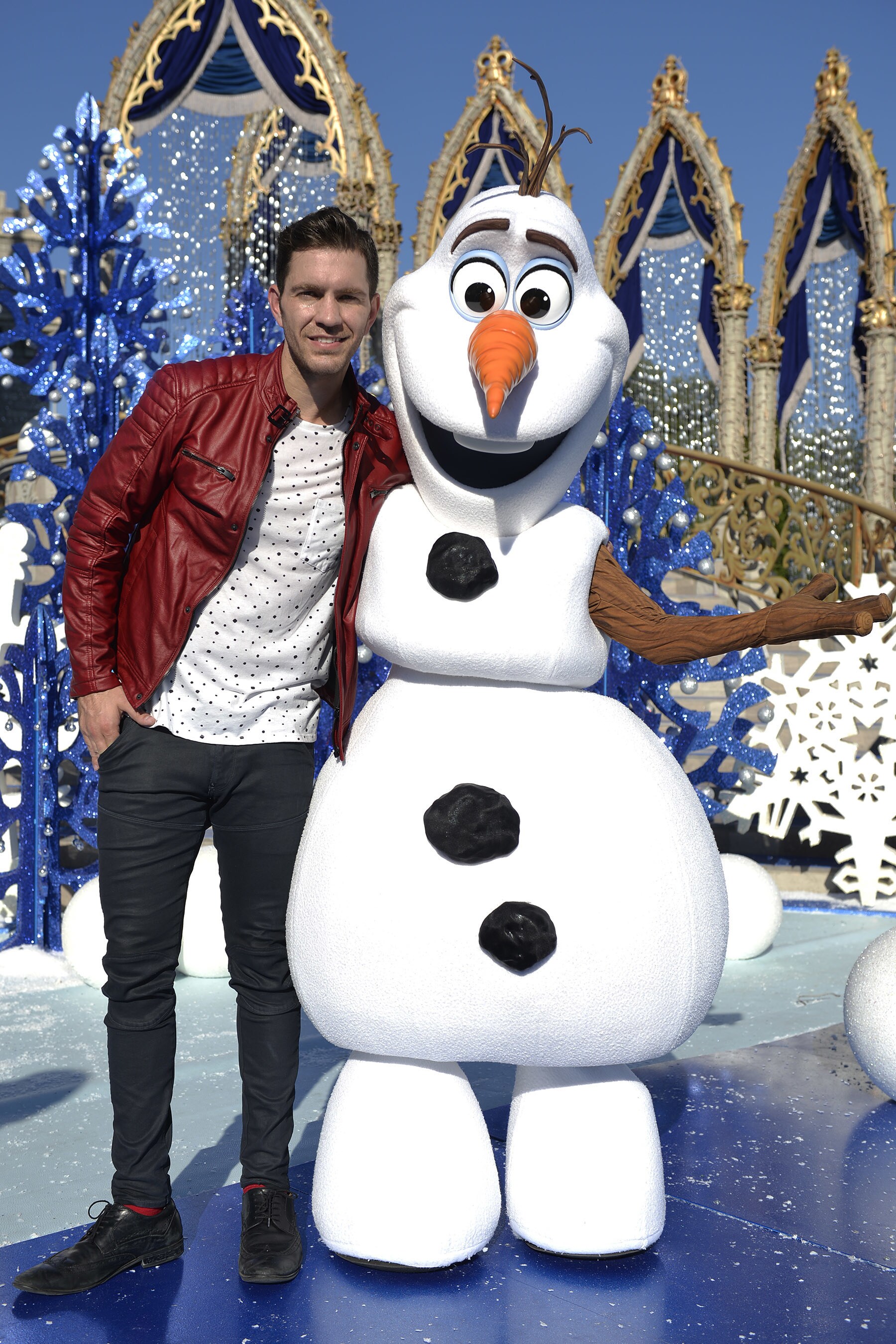 Andy Grammer poses Nov. 12, 2015 with Olaf from DisneyÕs "Frozen" during a break from taping the ...
