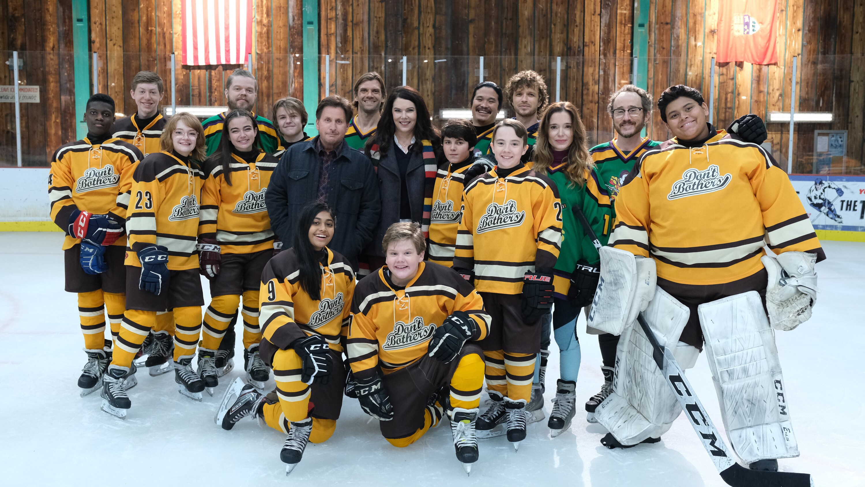 THE MIGHTY DUCKS: GAME CHANGERS - "Spirit of the Ducks" - With the original Ducks back in town, Evan and Bombay each consider where their loyalties lie. (Disney/Liane Hentscher) KNEELING: SWAYAM BHATIA, MAXWELL SIMPKINS, STANDING: DE'JON WATTS, FORREST ROZITIS, BELLA HIGGINBOTHAM, ELDEN HENSON, TAEGEN BURNS, KIEFER O’REILLY, EMILIO ESTEVEZ, VINCENT LARUSSO, LAUREN GRAHAM, BRADY NOON, JUSTIN WONG, ZENON BROWN, GARETTE HENSON, MARGUERITE MOREAU, MATT DOHERTY, LUKE ISLAM