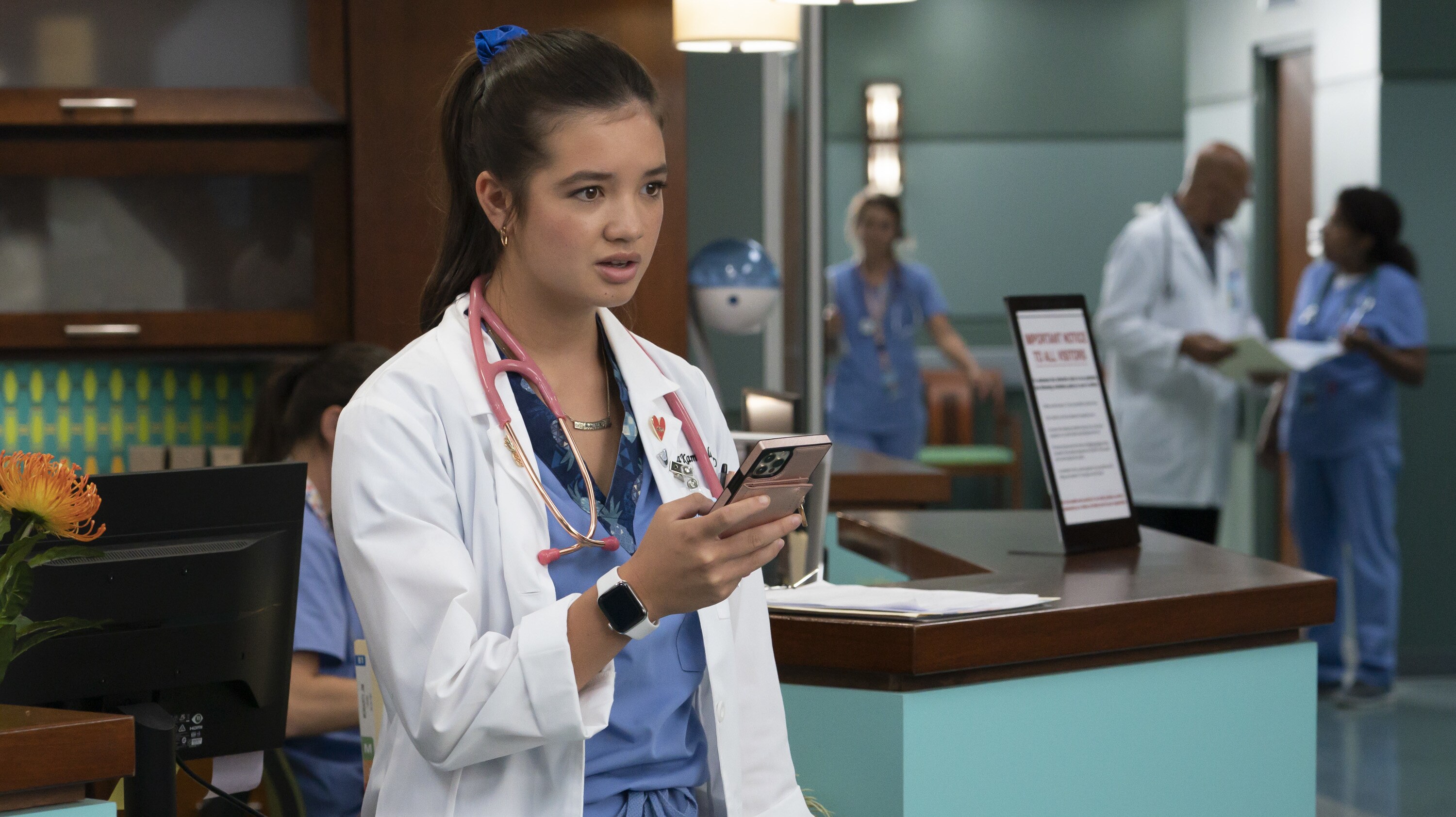 DOOGIE KAMEALOHA, M.D. - “Love Is a Mystery” - Lahela tackles two mysteries: the root cause of a tourist’s sudden paralysis and Walter’s feelings. (Disney/Karen Neal) PEYTON ELIZABETH LEE