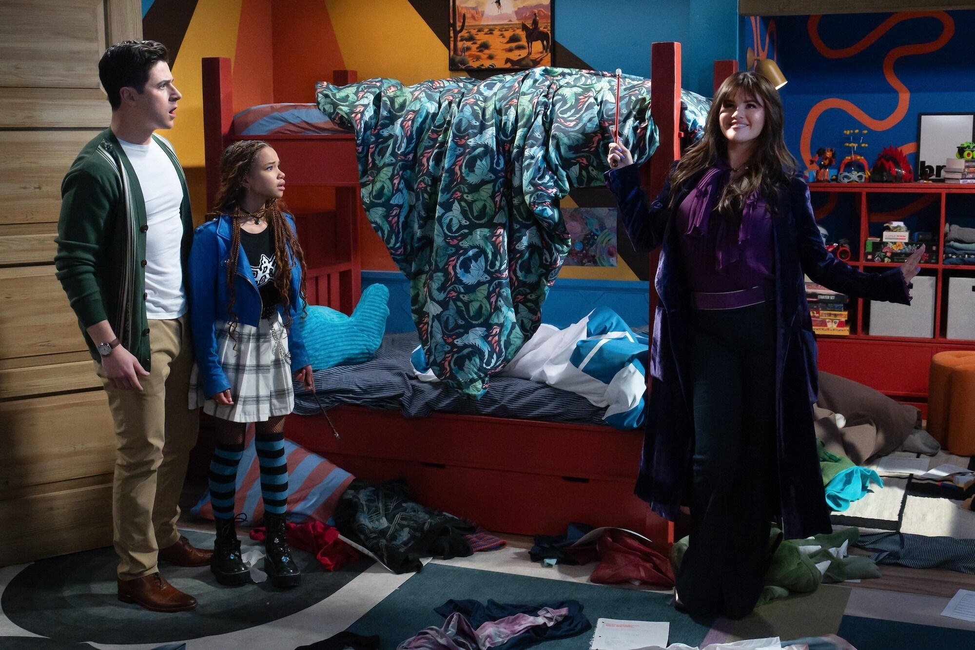 WIZARDS BEYOND WAVERLY PLACE - “Everything is Not What It Seems” (Disney/Eric McCandless) DAVID HENRIE, JANICE LEANN BROWN, SELENA GOMEZ