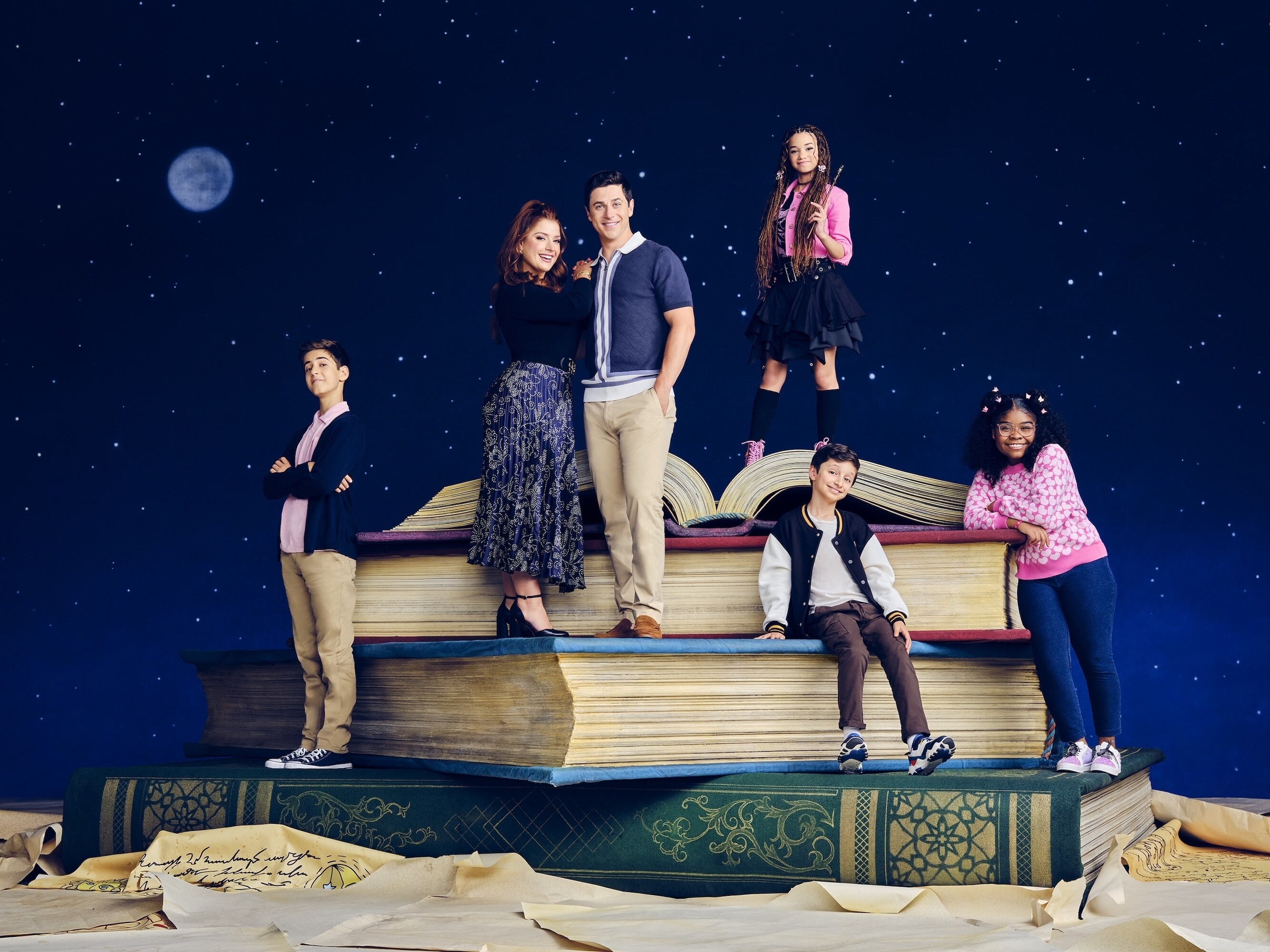 WIZARDS BEYOND WAVERLY PLACE - Disney’s “Wizards Beyond Waverly Place” stars David Henrie as Justin Russo, Janice LeAnn Brown as Billie, Alkaio Thiele as Roman Russo, Max Matenko as Milo Russo, Taylor Cora as Winter, and Mimi Gianopulos as Giada Russo. (Disney/Maarten de Boer)