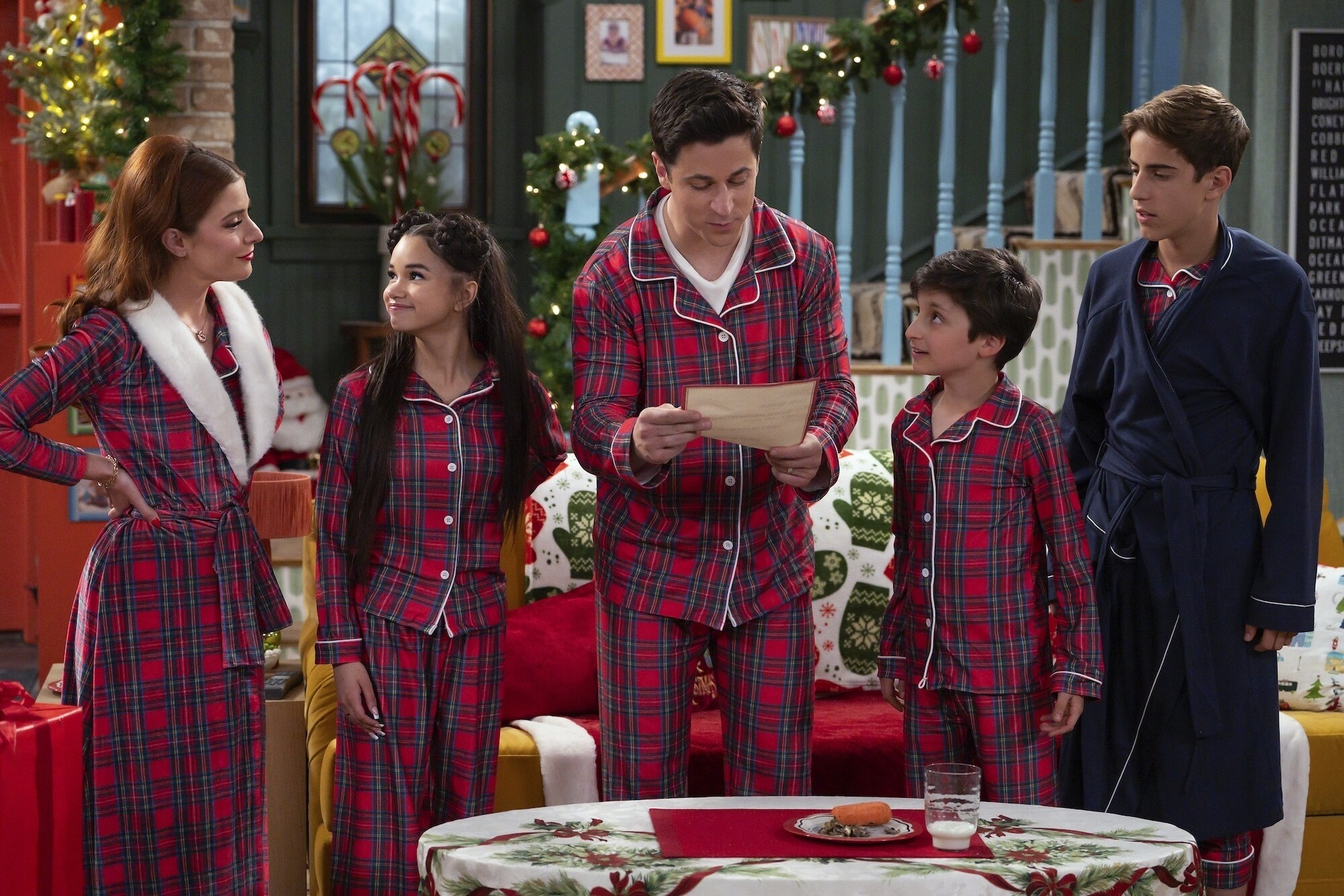 WIZARDS BEYOND WAVERLY PLACE - "It's Beginning To Look A Lot Like Wizmas" (Disney/Eric McCandless) MIMI GIANOPULOS, JANICE LEANN BROWN, DAVID HENRIE, MAX MATENKO, ALKAIO THIELE