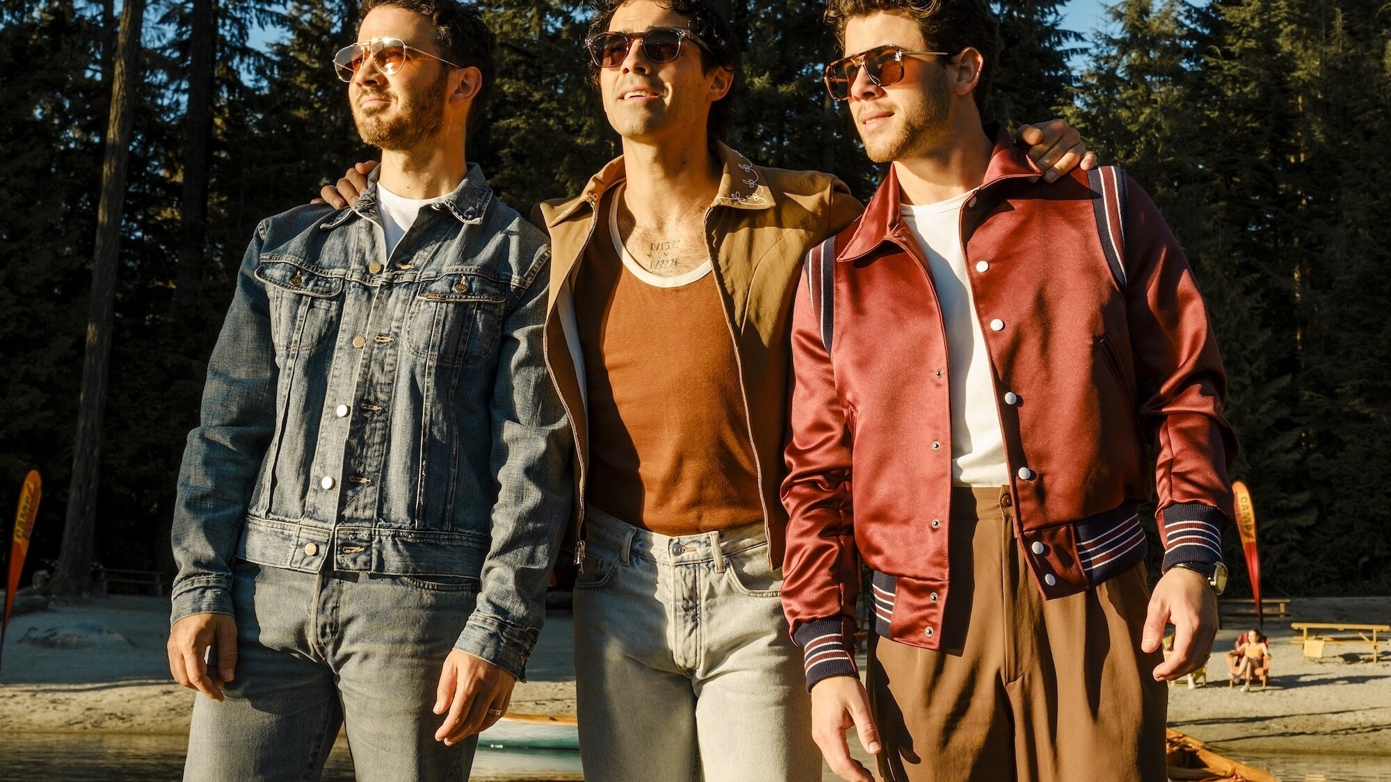 Kevin, Joe e Nick Jonas numa cena de Camp Rock 3, junto a um lago