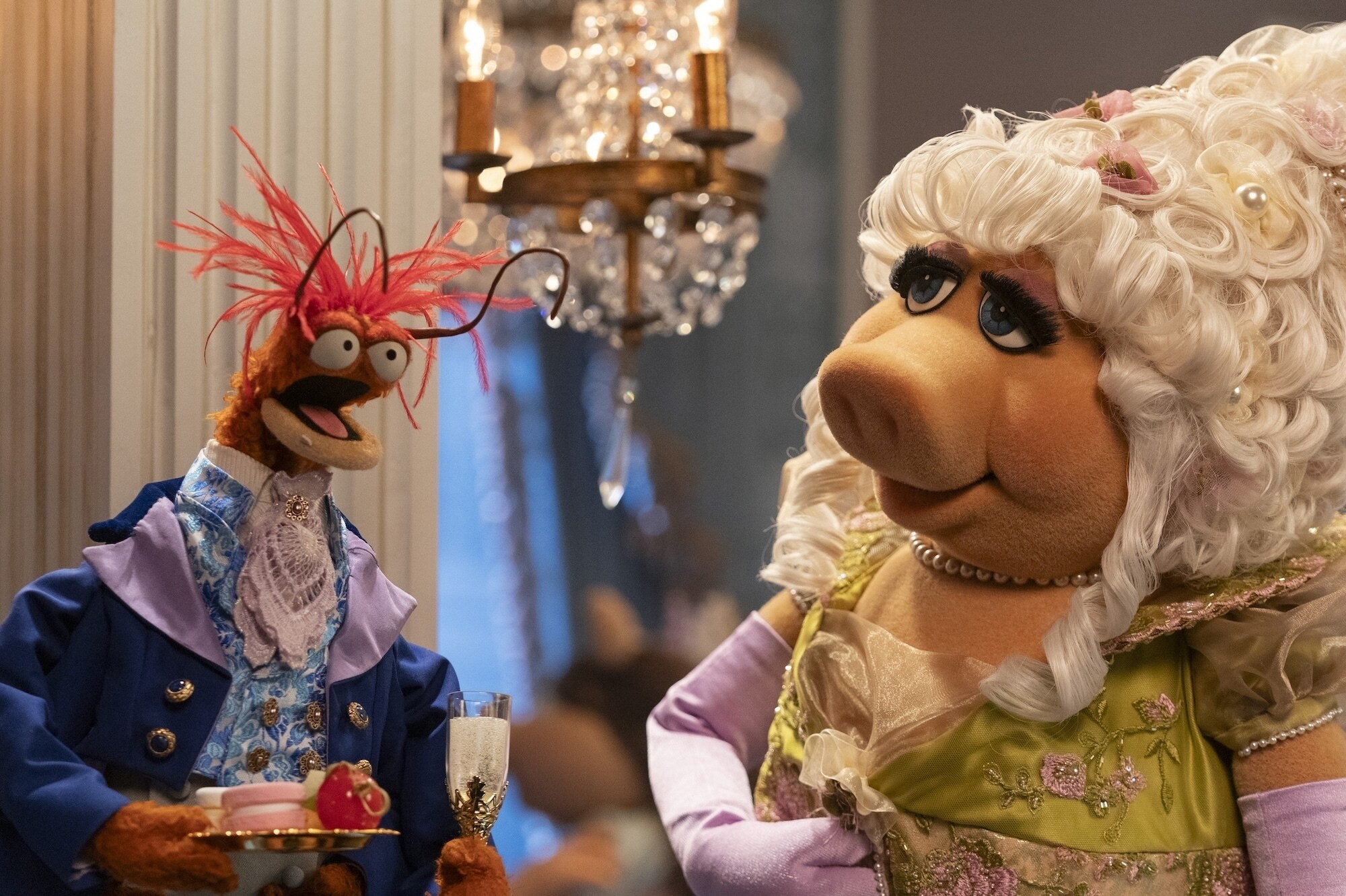 THE MUPPET SHOW (Disney/Mitch Haaseth) PEPE THE KING PRAWN, MISS PIGGY