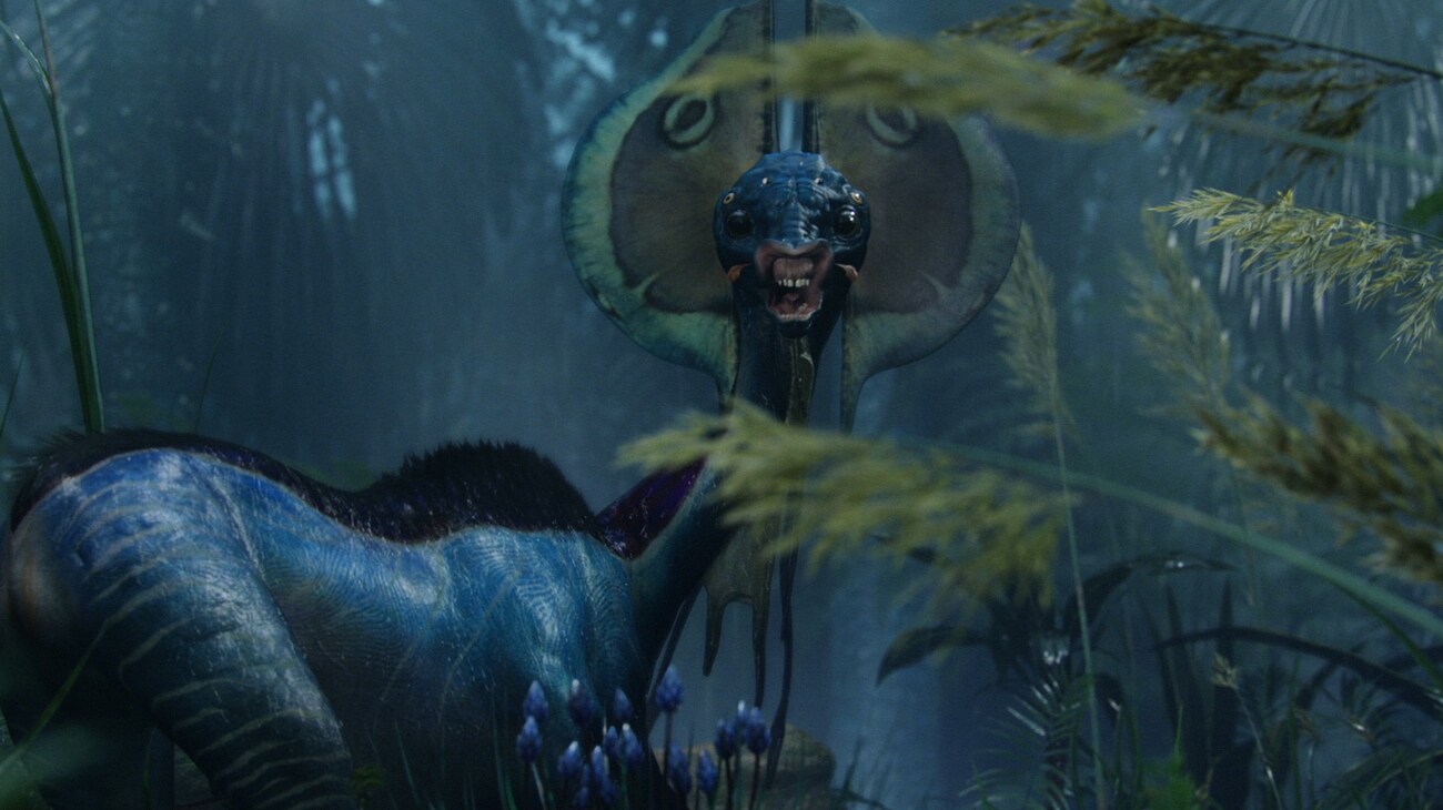 A Hexapede stares behind itself, in the forest.