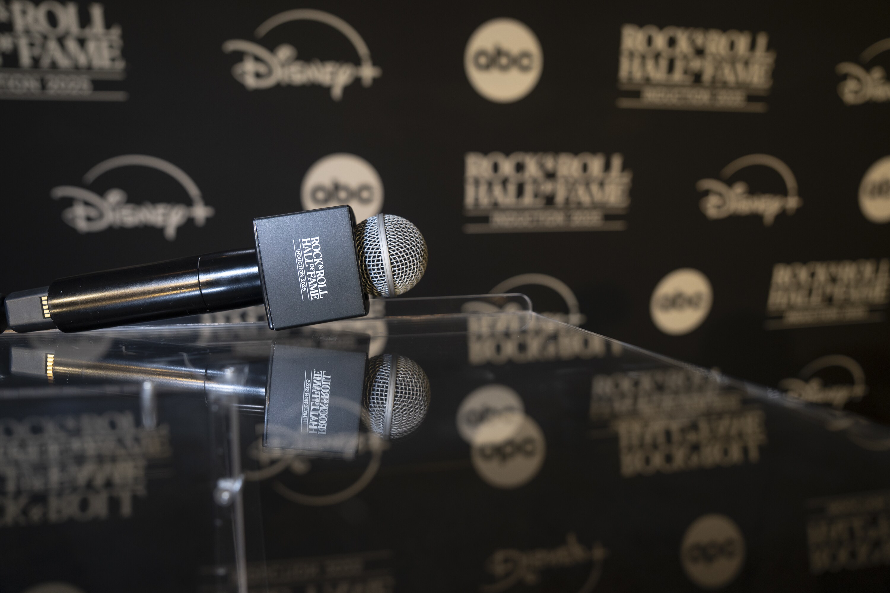 ROCK & ROLL HALL OF FAME 2025 INDUCTION CEREMONY – The 2025 Rock & Roll Hall of Fame Induction Ceremony, with once-in-a-lifetime performances and collaborations paying tribute to the iconic, generation-defining inductees, will be broadcast live coast to coast from Los Angeles on SATURDAY, NOV. 8 (8:00 p.m. EDT) on Disney+. (Disney/Ser Baffo)   ROCK & ROLL HALL OF FAME 2025 