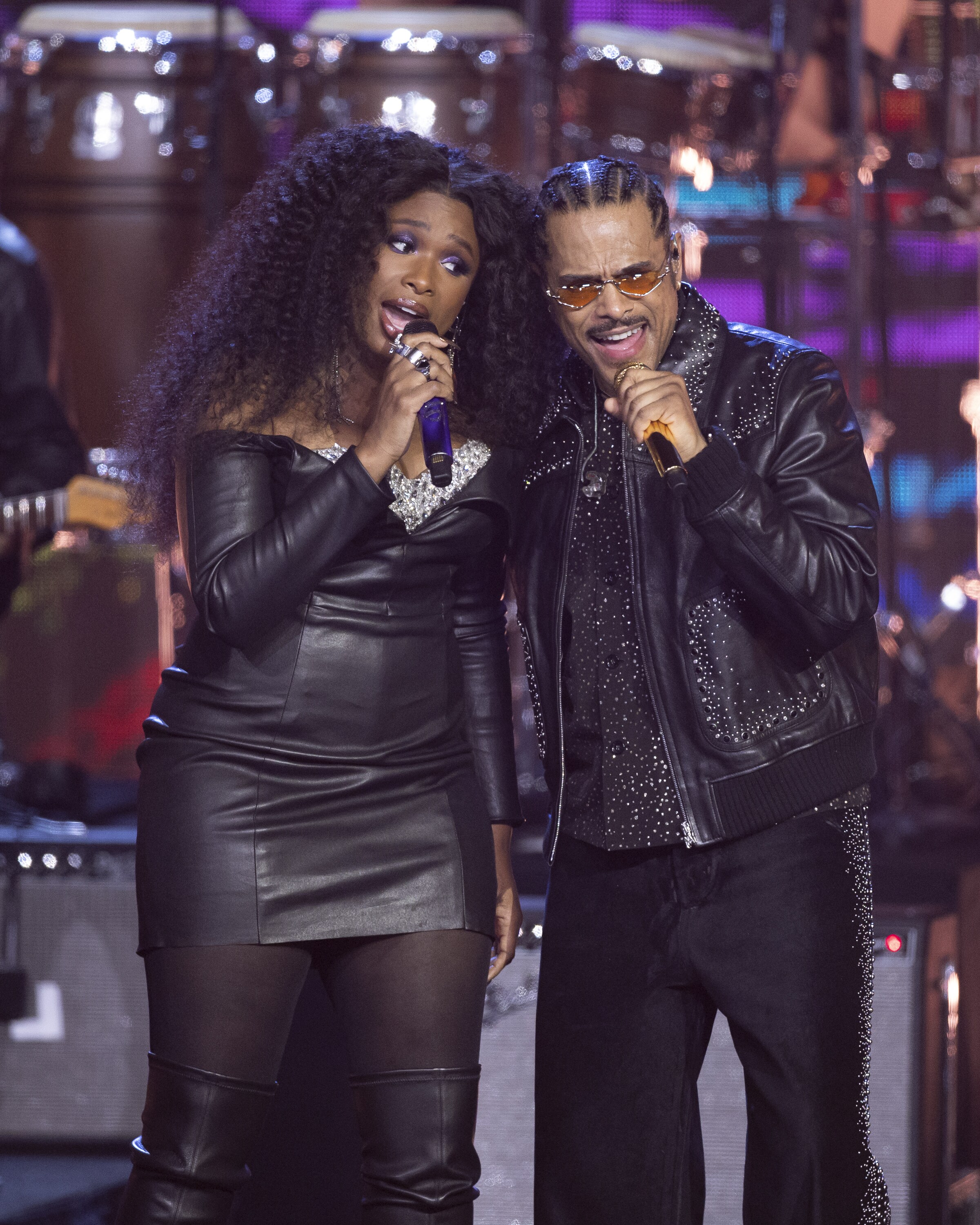 ROCK & ROLL HALL OF FAME 2025 INDUCTION CEREMONY – The 2025 Rock & Roll Hall of Fame Induction Ceremony, with once-in-a-lifetime performances and collaborations paying tribute to the iconic, generation-defining inductees, will be broadcast live coast to coast from Los Angeles on SATURDAY, NOV. 8 (8:00 p.m. EDT) on Disney+. (Disney/Frank Micelotta)  JENNIFER HUDSON, MAXWELL 