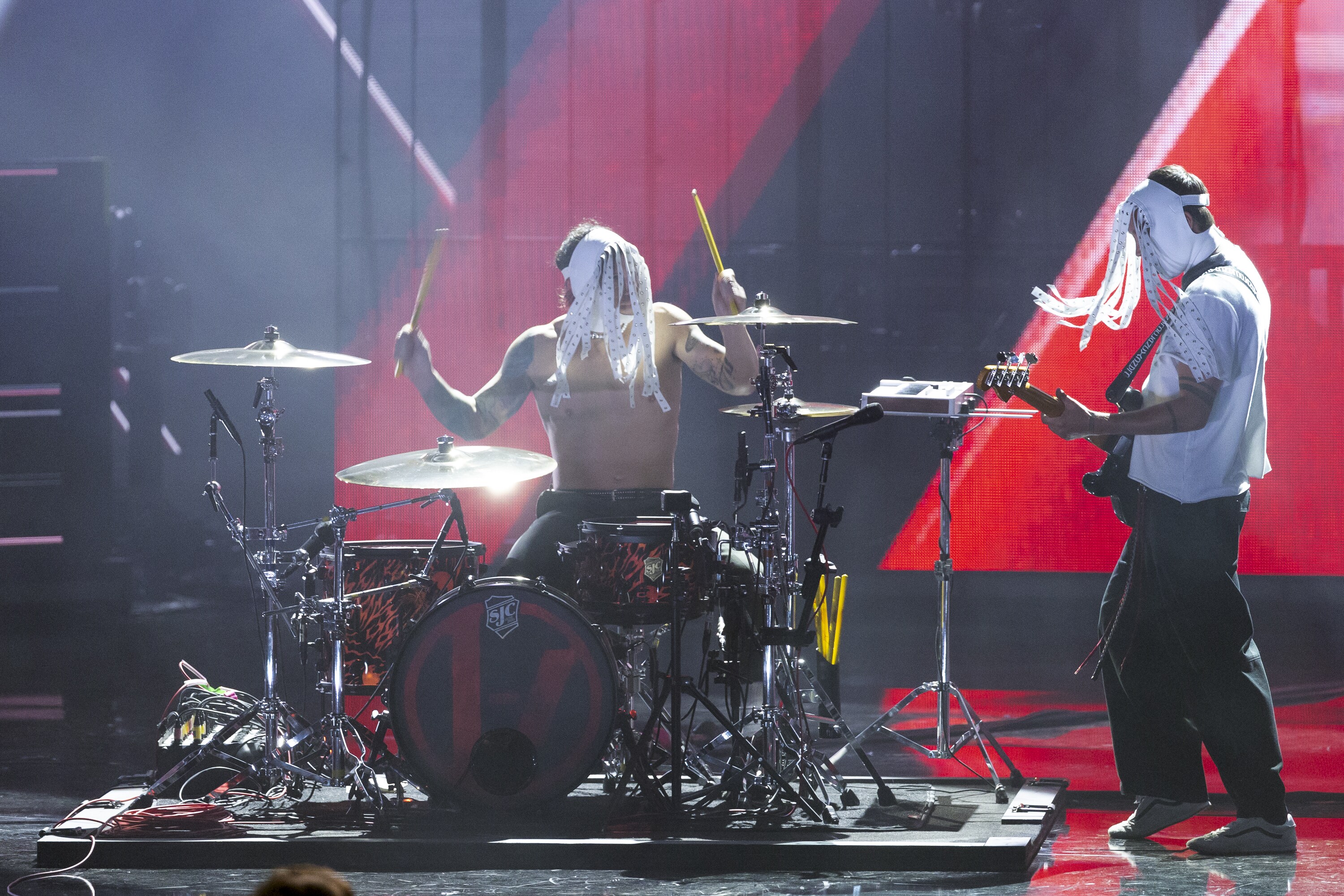 ROCK & ROLL HALL OF FAME 2025 INDUCTION CEREMONY – The 2025 Rock & Roll Hall of Fame Induction Ceremony, with once-in-a-lifetime performances and collaborations paying tribute to the iconic, generation-defining inductees, will be broadcast live coast to coast from Los Angeles on SATURDAY, NOV. 8 (8:00 p.m. EDT) on Disney+. (Disney/Frank Micelotta)  JOSHUA DUN, TYLER JOSEPH  