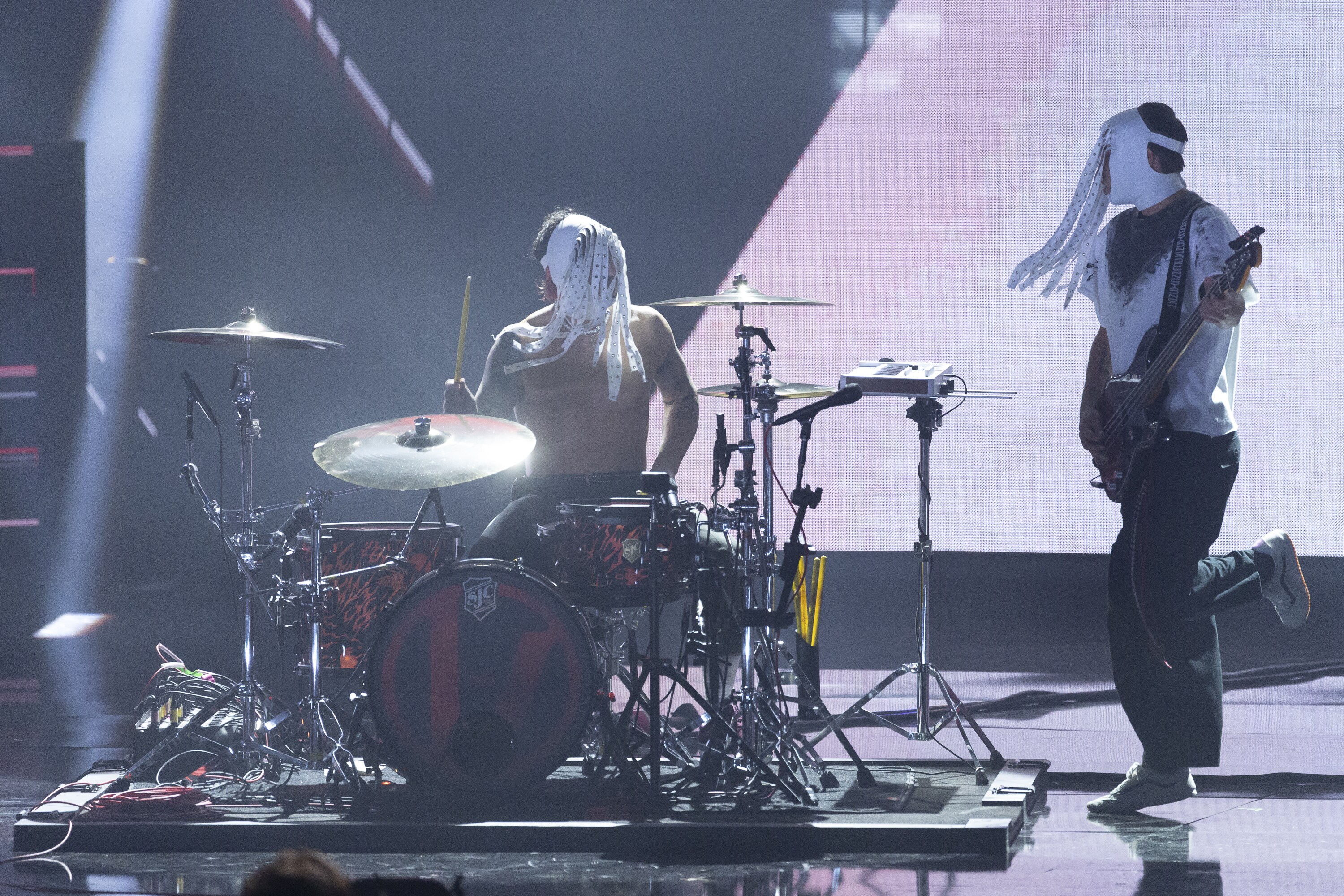 ROCK & ROLL HALL OF FAME 2025 INDUCTION CEREMONY – The 2025 Rock & Roll Hall of Fame Induction Ceremony, with once-in-a-lifetime performances and collaborations paying tribute to the iconic, generation-defining inductees, will be broadcast live coast to coast from Los Angeles on SATURDAY, NOV. 8 (8:00 p.m. EDT) on Disney+. (Disney/Frank Micelotta)  JOSHUA DUN, TYLER JOSEPH  