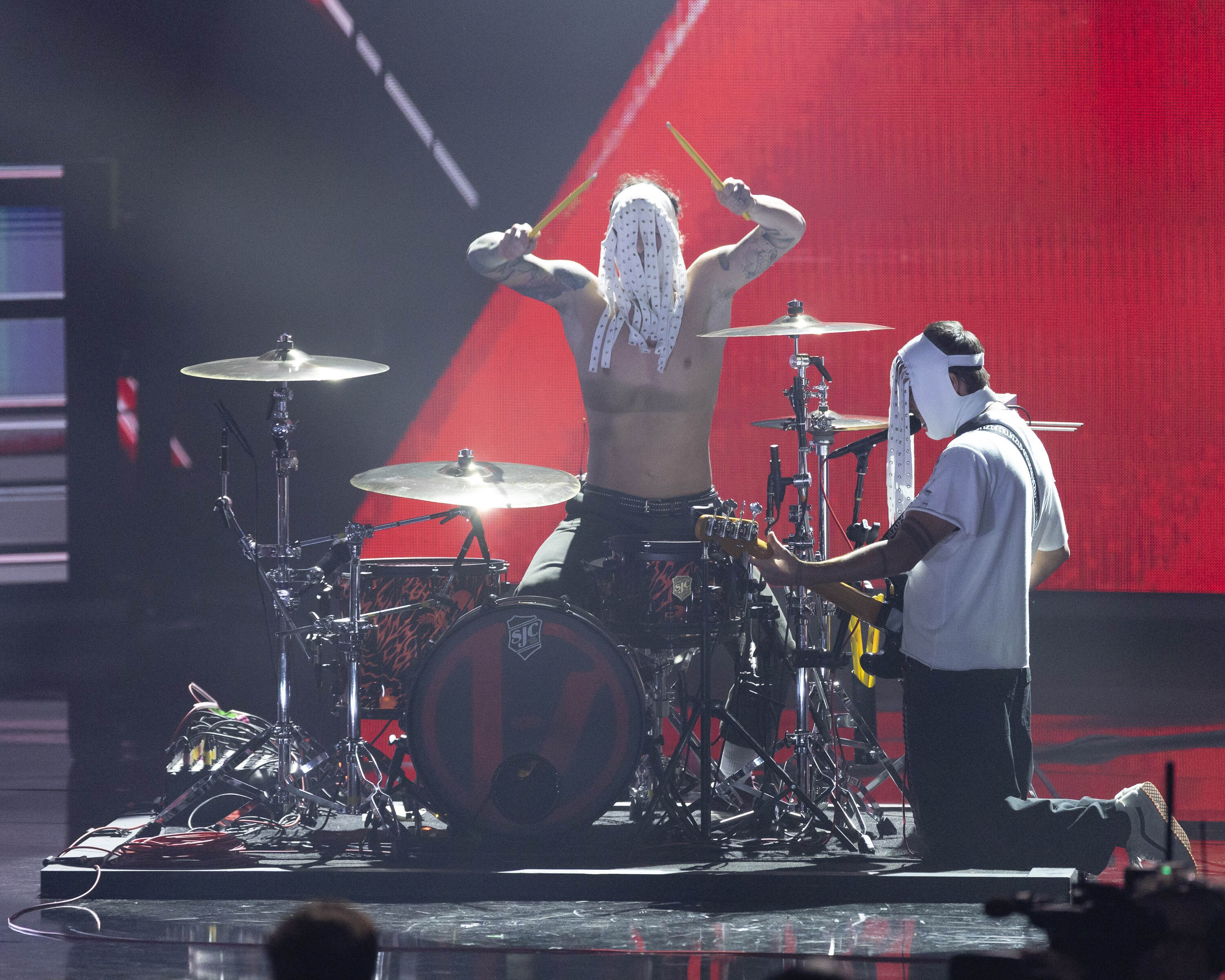 ROCK & ROLL HALL OF FAME 2025 INDUCTION CEREMONY – The 2025 Rock & Roll Hall of Fame Induction Ceremony, with once-in-a-lifetime performances and collaborations paying tribute to the iconic, generation-defining inductees, will be broadcast live coast to coast from Los Angeles on SATURDAY, NOV. 8 (8:00 p.m. EDT) on Disney+. (Disney/Frank Micelotta)  JOSHUA DUN, TYLER JOSEPH  