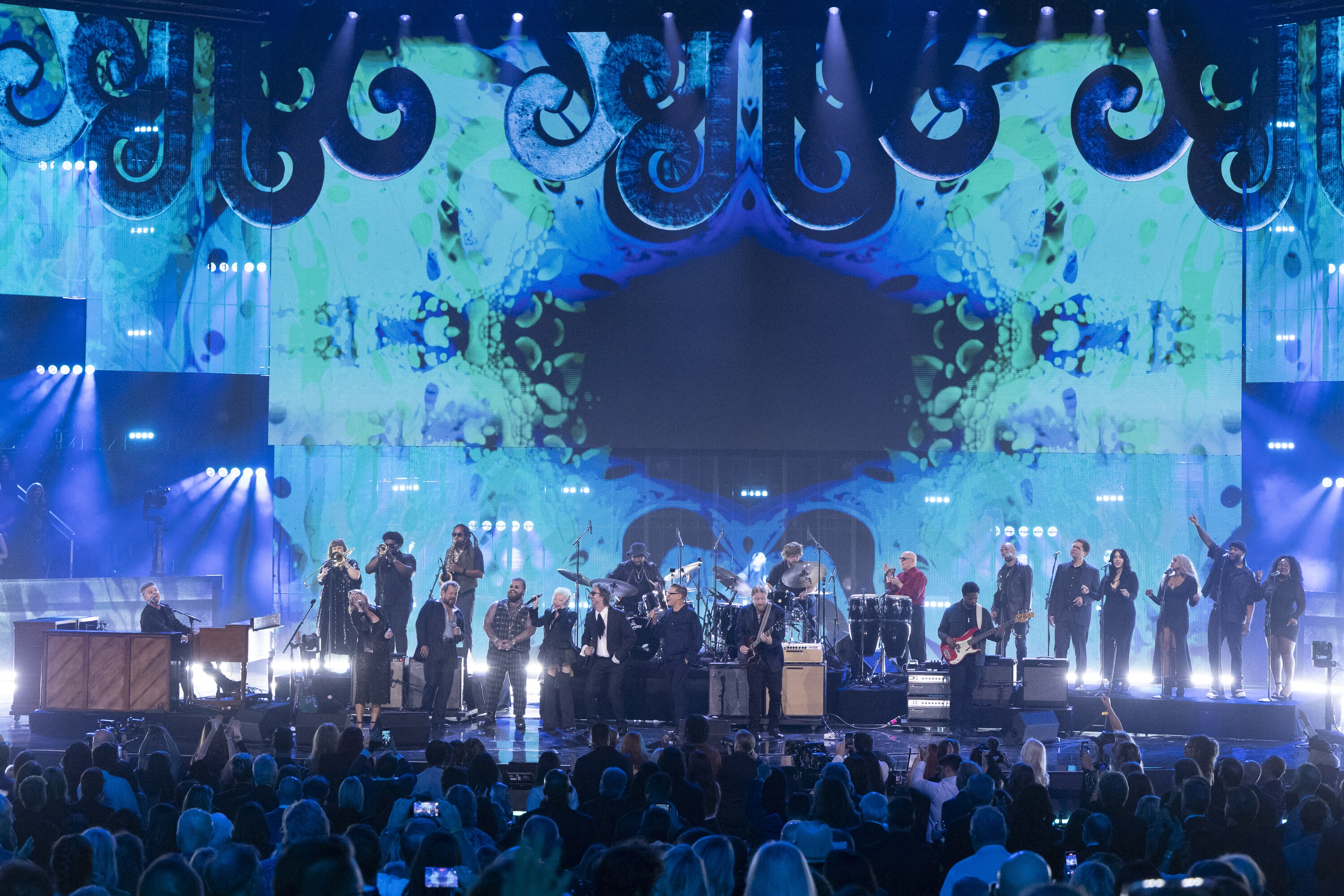 ROCK & ROLL HALL OF FAME 2025 INDUCTION CEREMONY – The 2025 Rock & Roll Hall of Fame Induction Ceremony, with once-in-a-lifetime performances and collaborations paying tribute to the iconic, generation-defining inductees, will be broadcast live coast to coast from Los Angeles on SATURDAY, NOV. 8 (8:00 p.m. EDT) on Disney+. (Disney/Frank Micelotta)  SUSAN TEDESCHI, NATHANIEL RATELIFF, TEDDY SWIMS, CYNDI LAUPER, CHRIS ROBINSON, BRYAN ADAMS, DEREK TRUCKS  