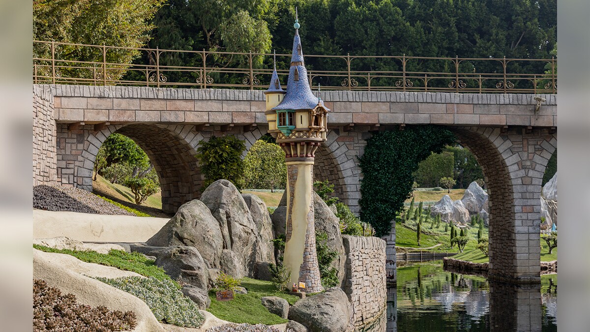 「おとぎの国のカナルボート」にラプンツェルの塔が登場 (カリフォルニア）