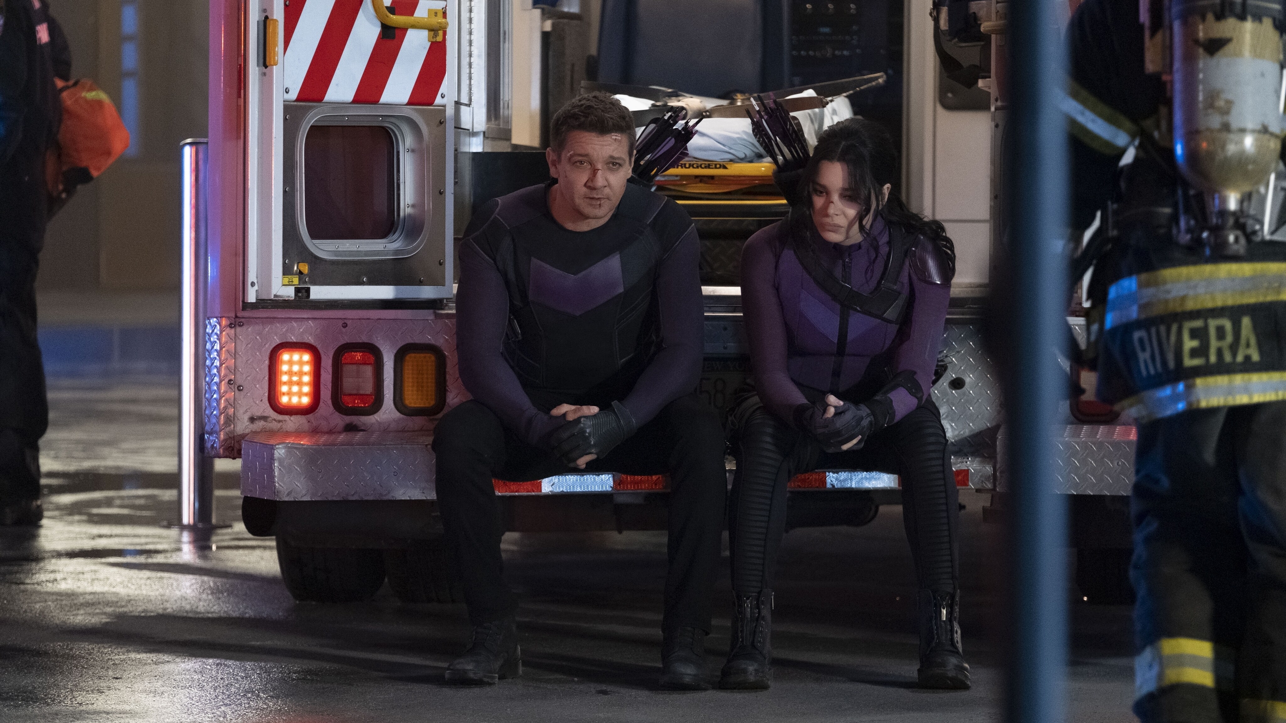 Jeremy Renner as Clint Barton/Hawkeye and Hailee Steinfeld as Kate Bishop in Marvel Studios' HAWKEYE. Photo by Chuck Zlotnick. ©Marvel Studios 2021. All Rights Reserved.