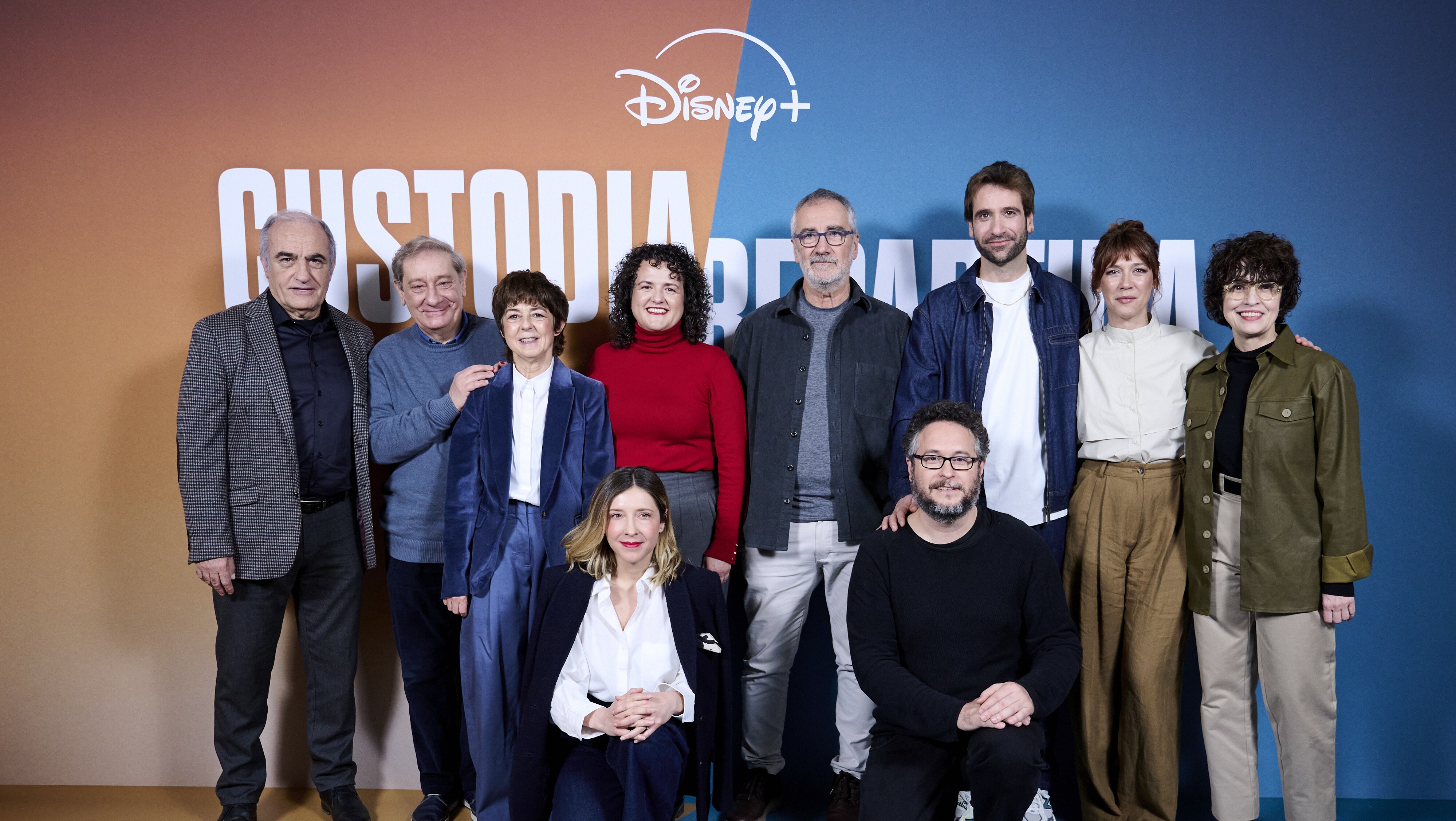 "CUSTODIA REPARTIDA" DISPONIBLE EL PHOTOCALL CON EL EQUIPO DE LA SERIE ORIGINAL DE DISNEY+ 