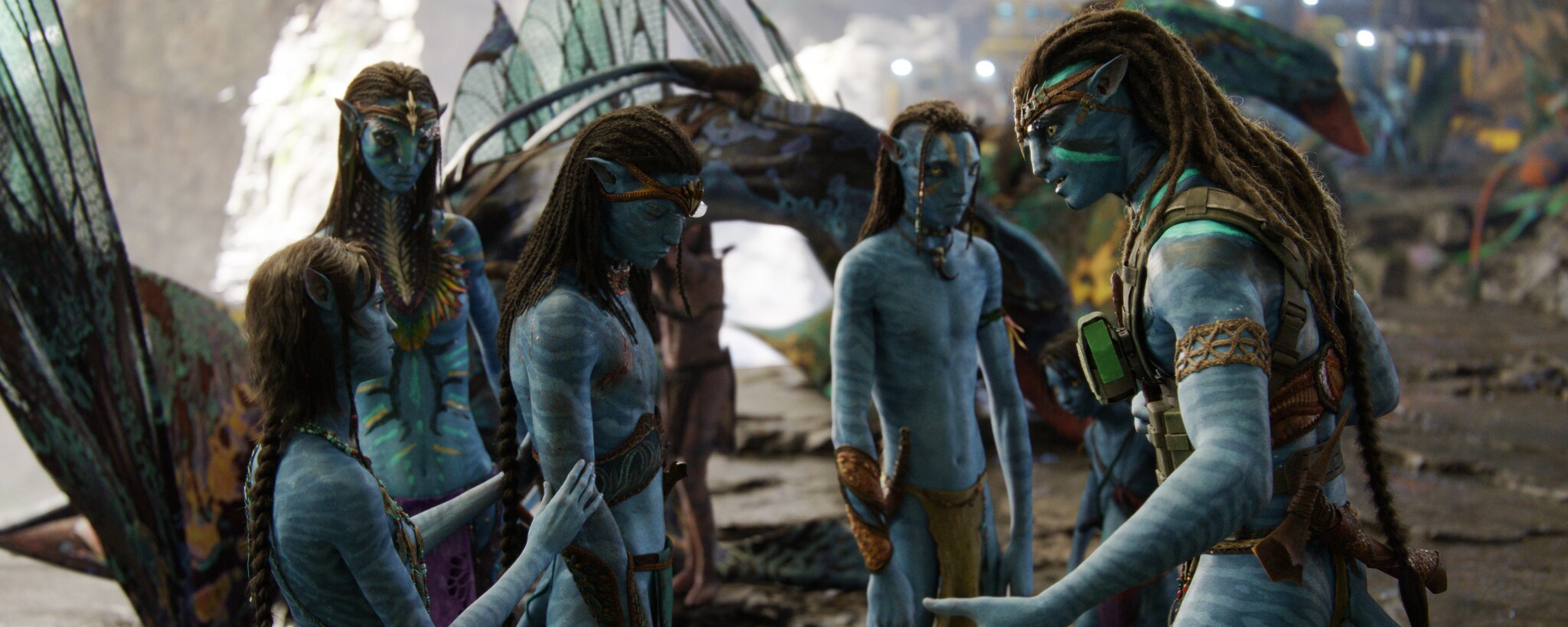 (L-R): Kiri, Neytiri, Neteyam, Lo'ak, Tuk, and Jake Sully in 20th Century Studios' AVATAR: THE WAY OF WATER. Photo courtesy of 20th Century Studios. © 2022 20th Century Studios. All Rights Reserved.