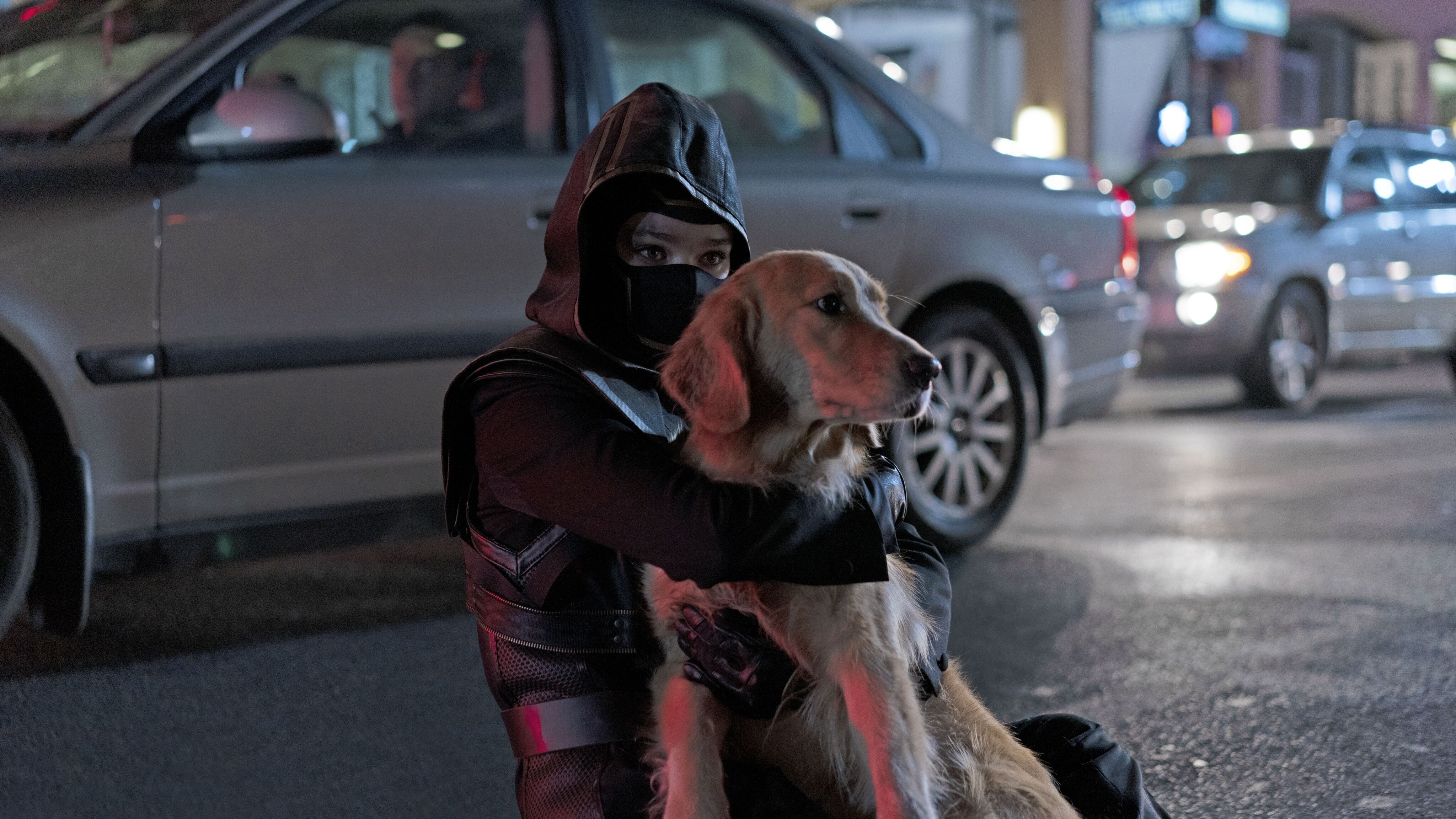 Hailee Steinfeld as Kate Bishop and The Pizza Dog in Marvel Studios' HAWKEYE. Photo courtesy of Marvel Studios. ©Marvel Studios 2021. All Rights Reserved.