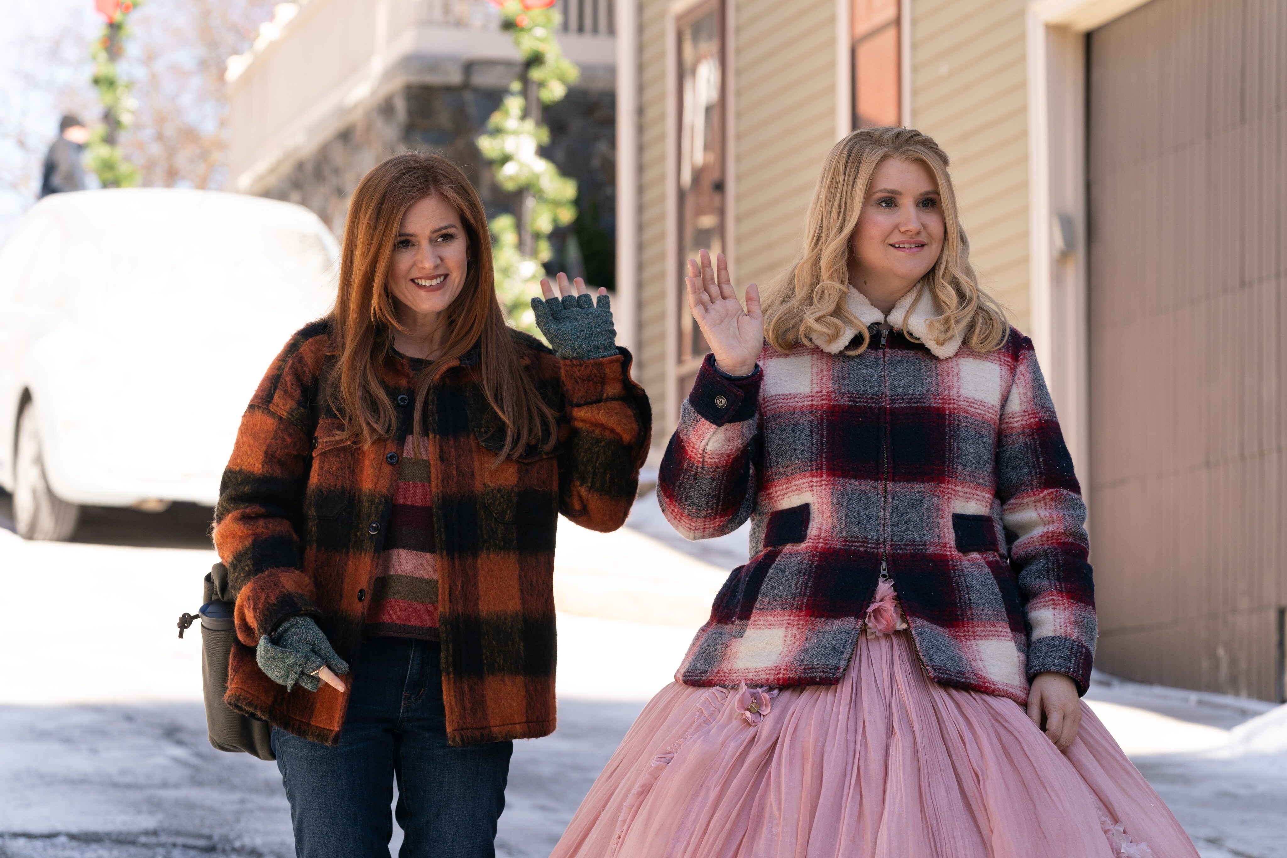 Isla Fisher and Jillian Bell