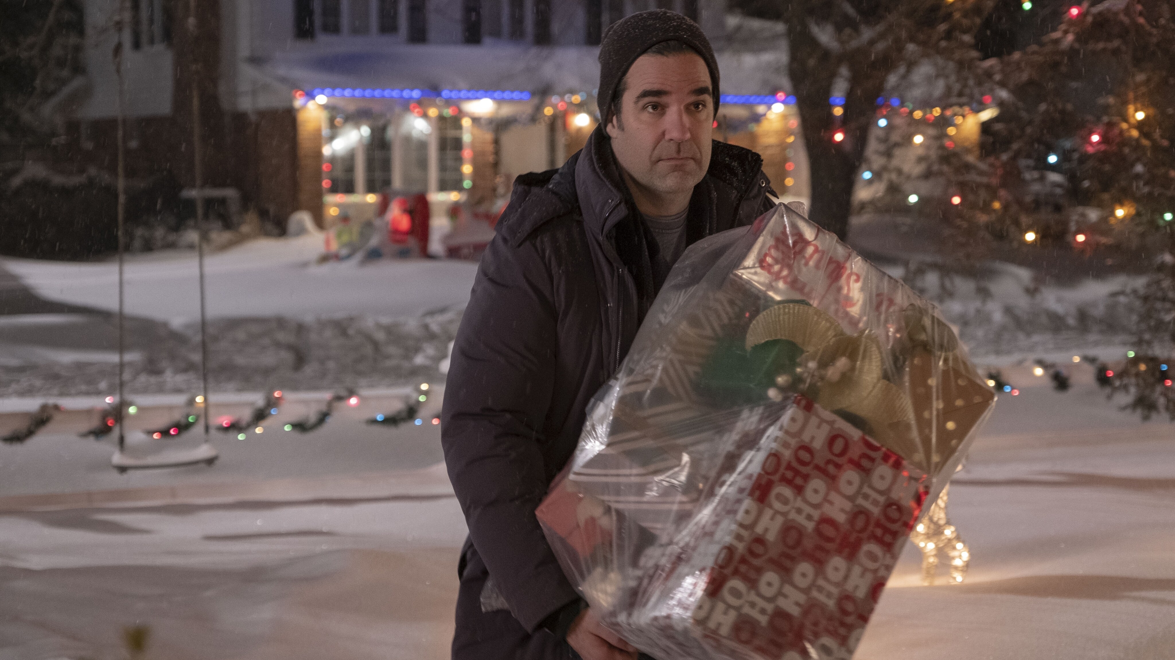 Rob Delaney as Jeff in HOME SWEET HOME ALONE, exclusively on Disney+. Photo by Philippe Bosse. ©2021 20th Century Studios. All Rights Reserved.