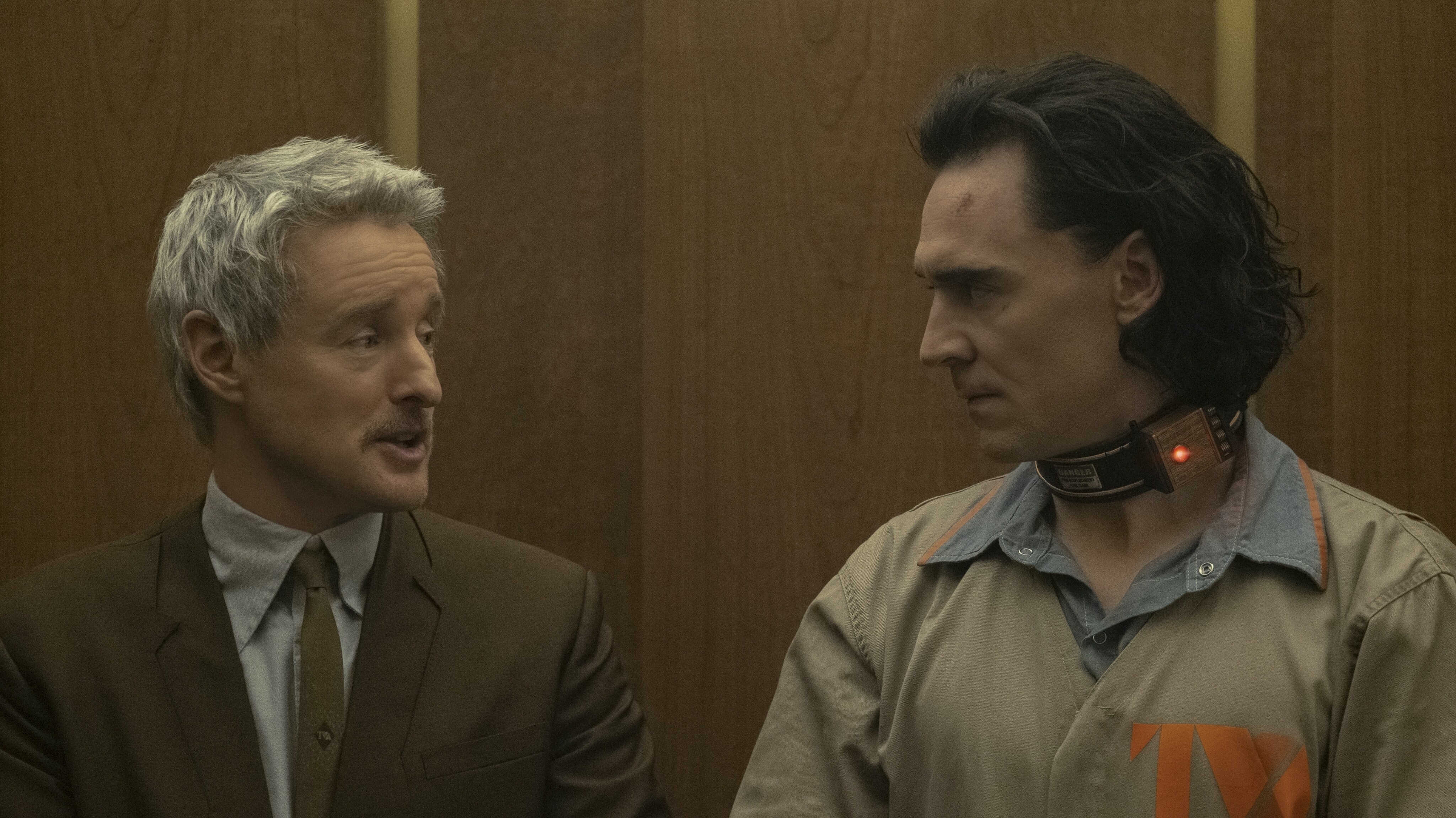(L-R): Mobius (Owen Wilson) and Loki (Tom Hiddleston) in Marvel Studios' LOKI exclusively on Disney+. Photo by Chuck Zlotnick. ©Marvel Studios 2021. All Rights Reserved.