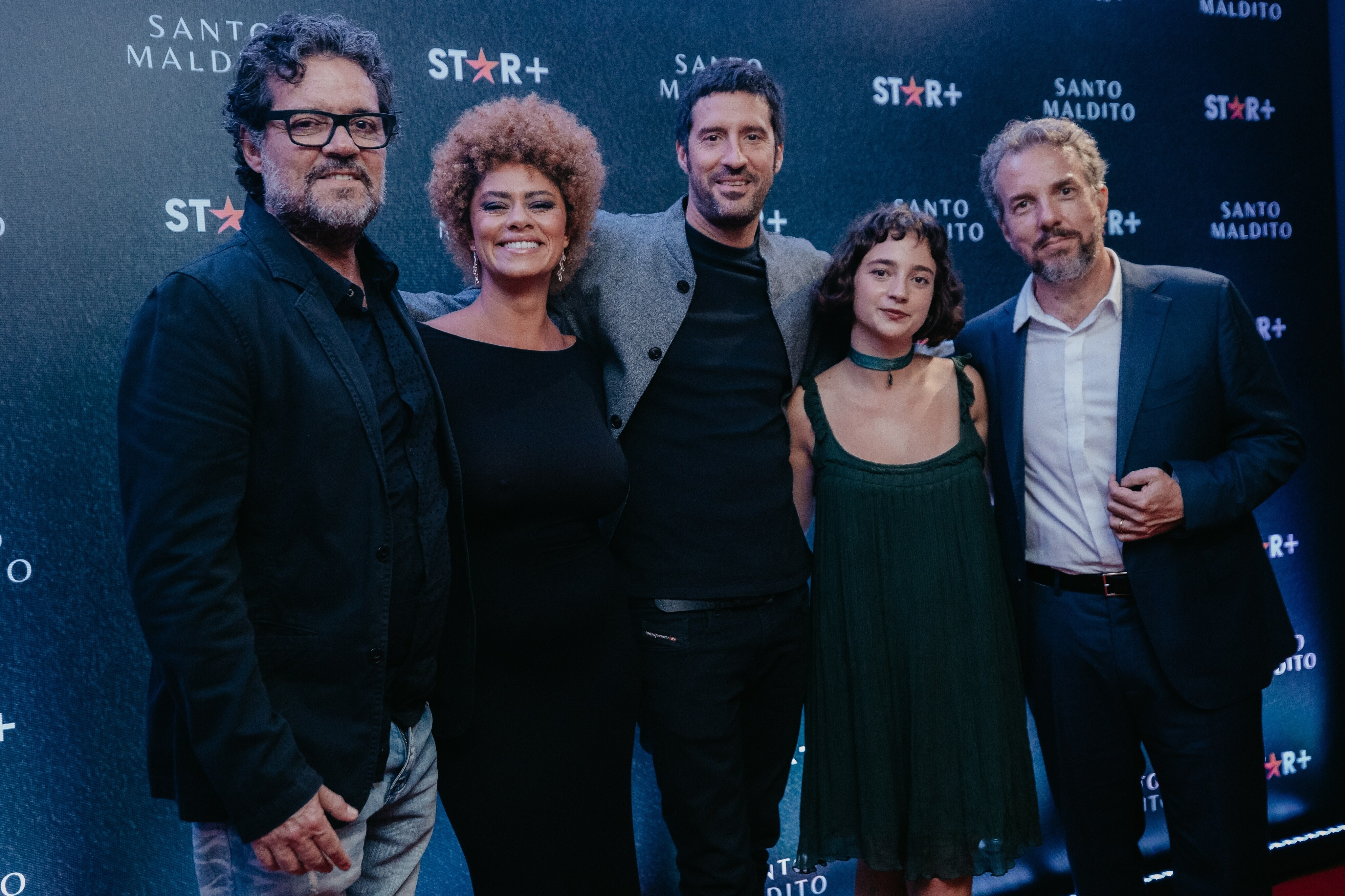 Diretor e elenco de Santo Maldito Diretor e elenco de Santo Maldito