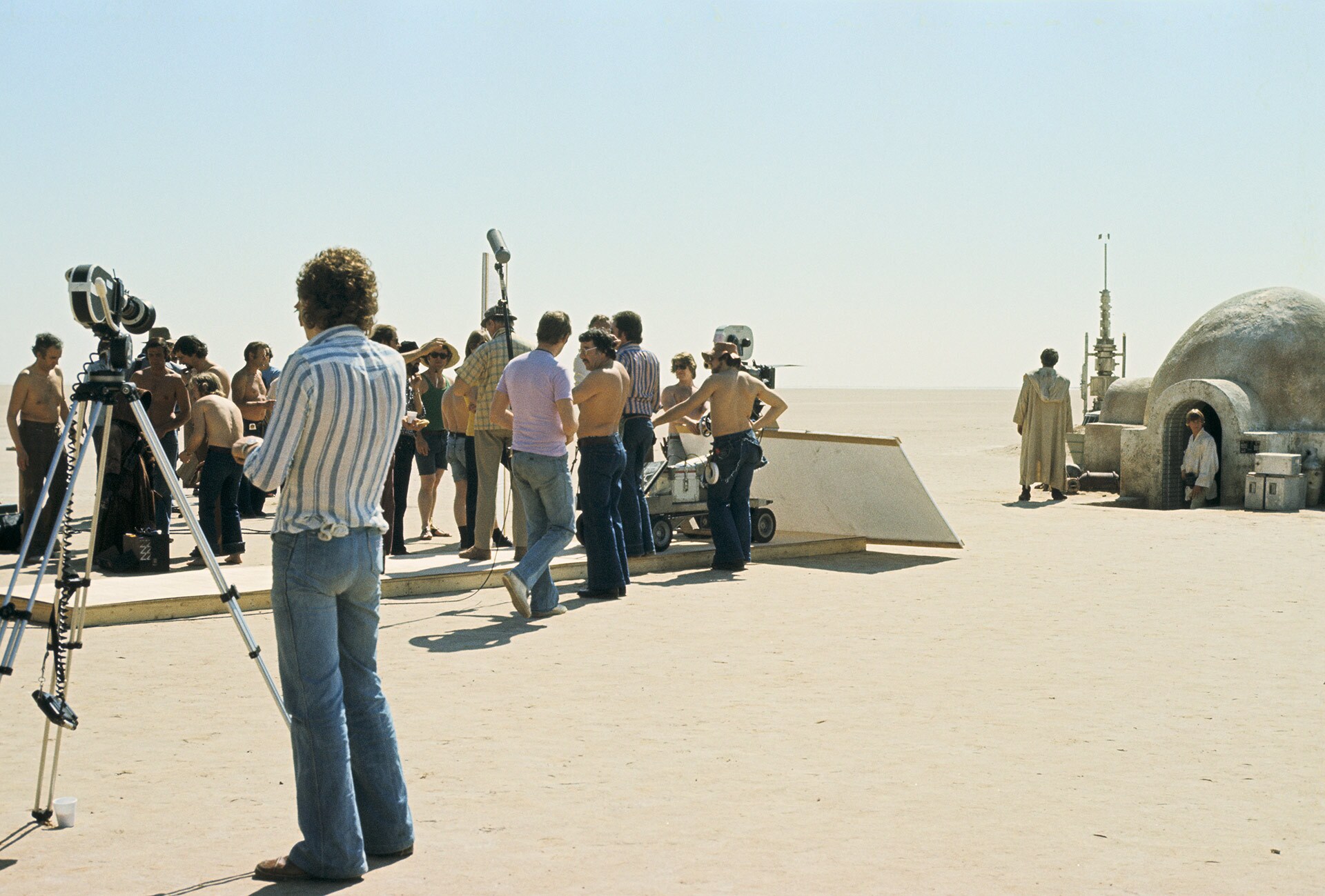 The crew readies an additional medium shot for Uncle Owen and Luke’s meeting with the Jawa merchant.