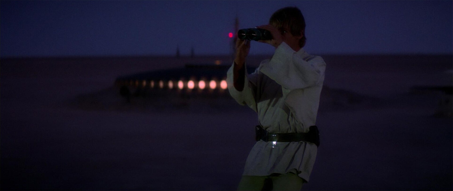 The final shots captured on March 22 involved Luke’s attempt to spot R2-D2 after the astromech has made his escape to find Obi-Wan Kenobi.
