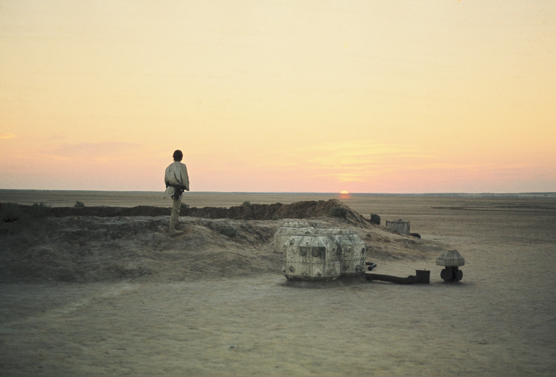 The initial attempt to capture Luke’s view of the twin sunset included a reverse angle of the character standing at the white vaporator boxes seen at right.