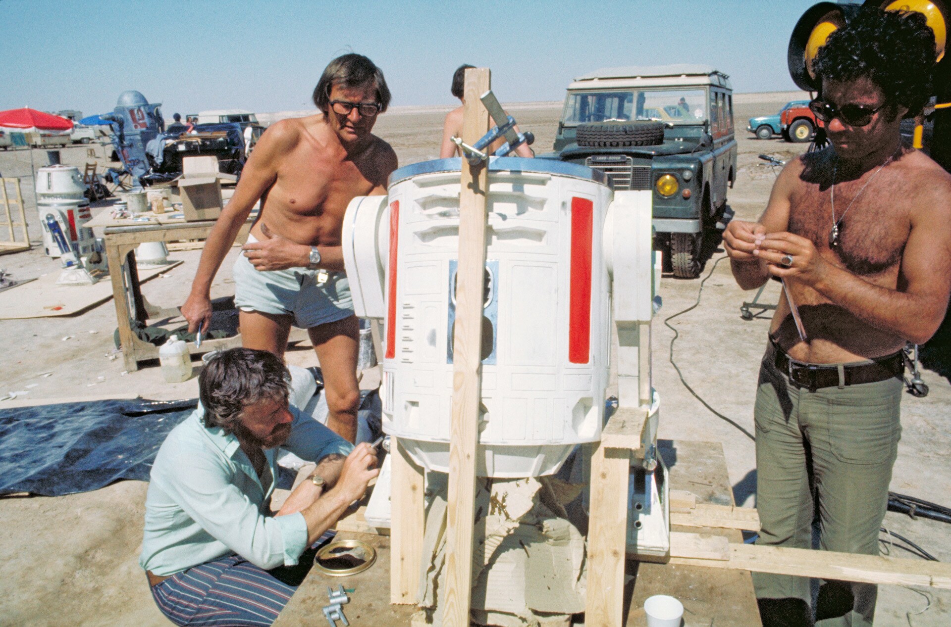 Crew members work hastily to prepare an astromech droid for R5-D4’s small-scale explosion thanks to a “bad motivator.”