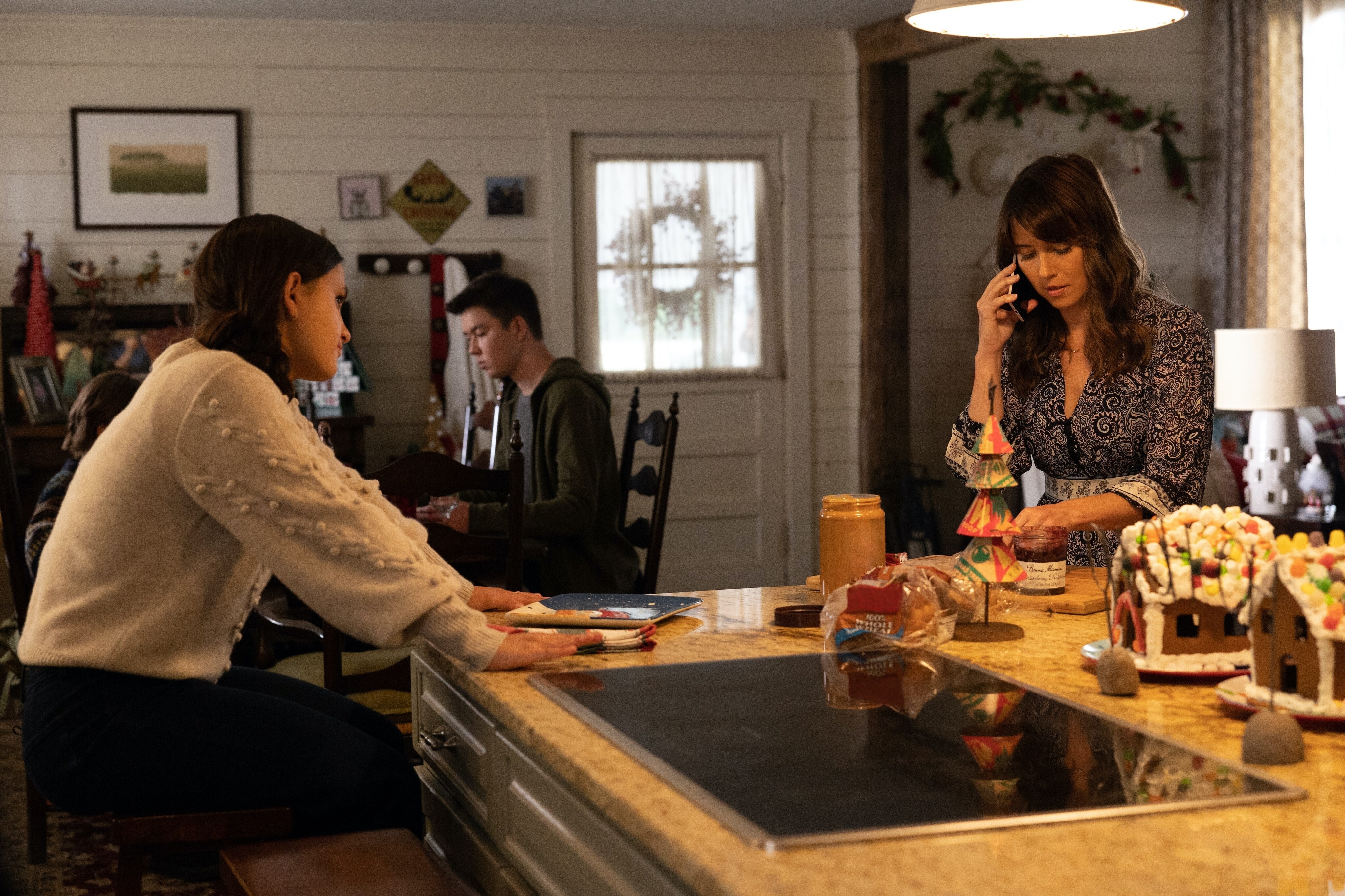 (L-R): Ava Russo as Lila Barton, Ben Sakamoto as Cooper Barton, and Linda Cardellini as Laura Barton in Marvel Studios' HAWKEYE. Photo by Chuck Zlotnick. ©Marvel Studios 2021. All Rights Reserved.