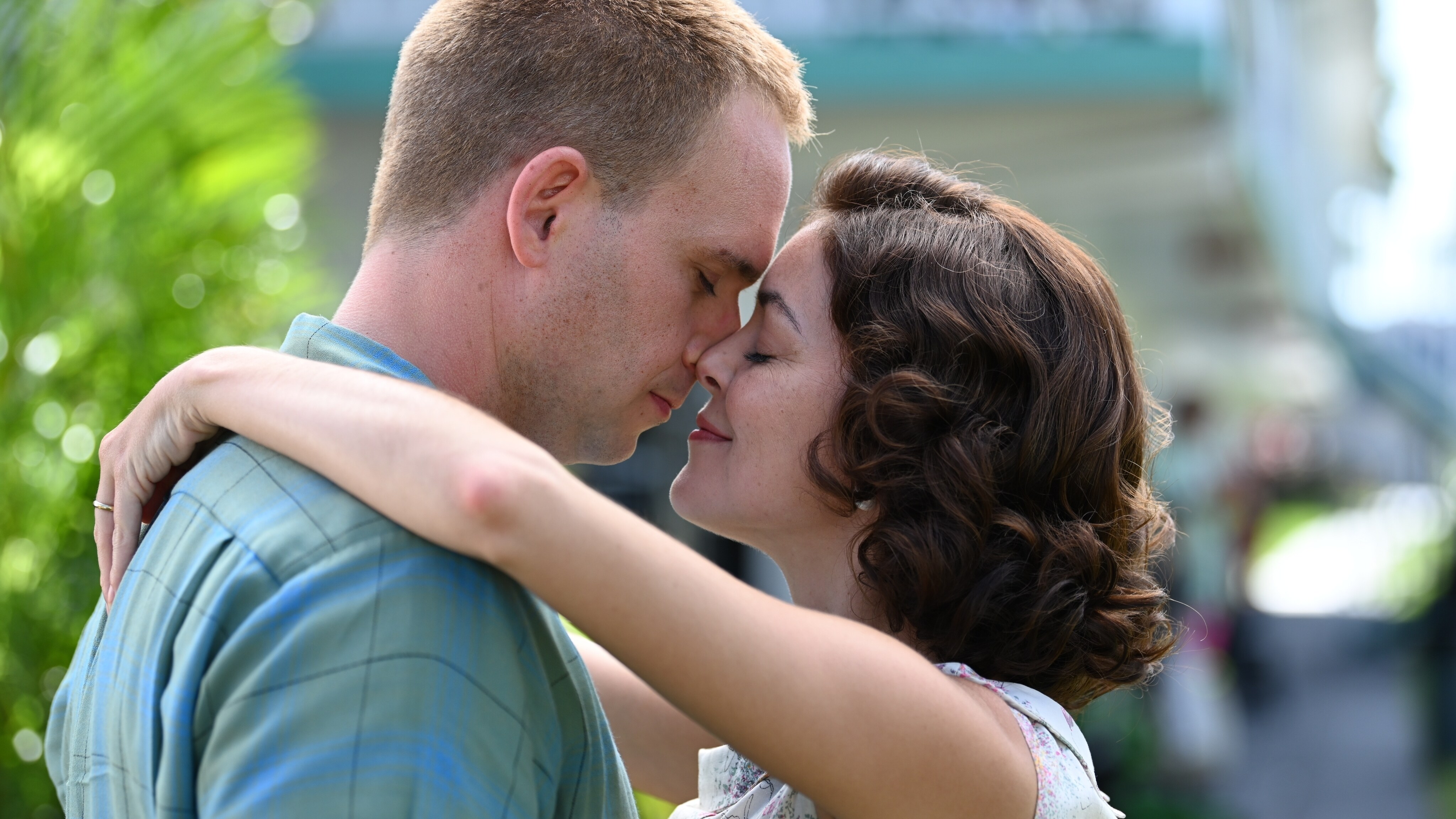 John Glenn played by Patrick J. Adams with Annie Glenn played by Nora Zehetner at the Starlite Motel in National Geographic's THE RIGHT STUFF streaming on Disney+. (National Geographic/Gene Page)