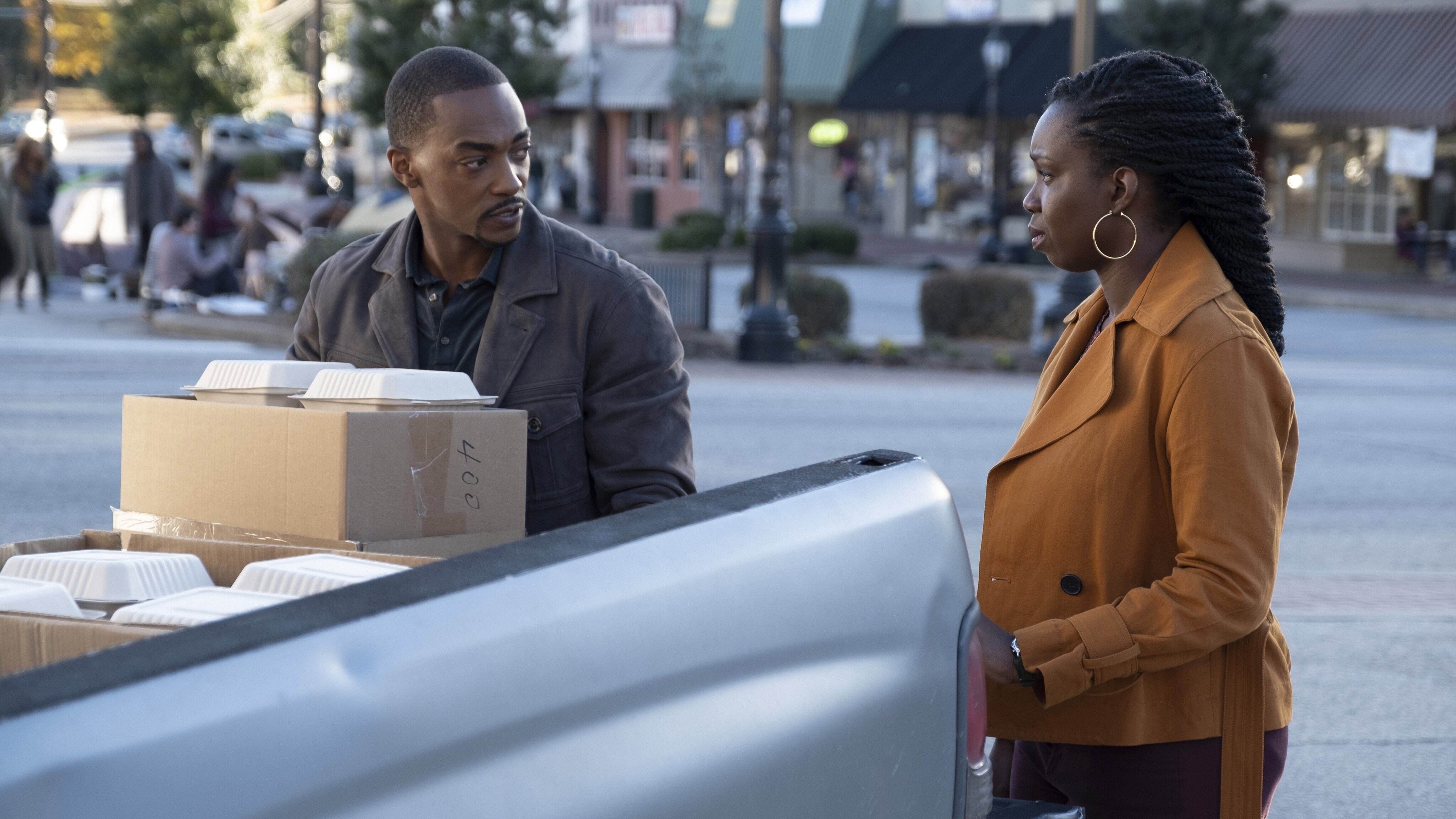 (L-R): Falcon/Sam Wilson (Anthony Mackie) and Sarah Wilson (Adepero Oduye) in Marvel Studios' THE FALCON AND THE WINTER SOLDIER exclusively on Disney+. Photo by Chuck Zlotnick. ©Marvel Studios 2021. All Rights Reserved.