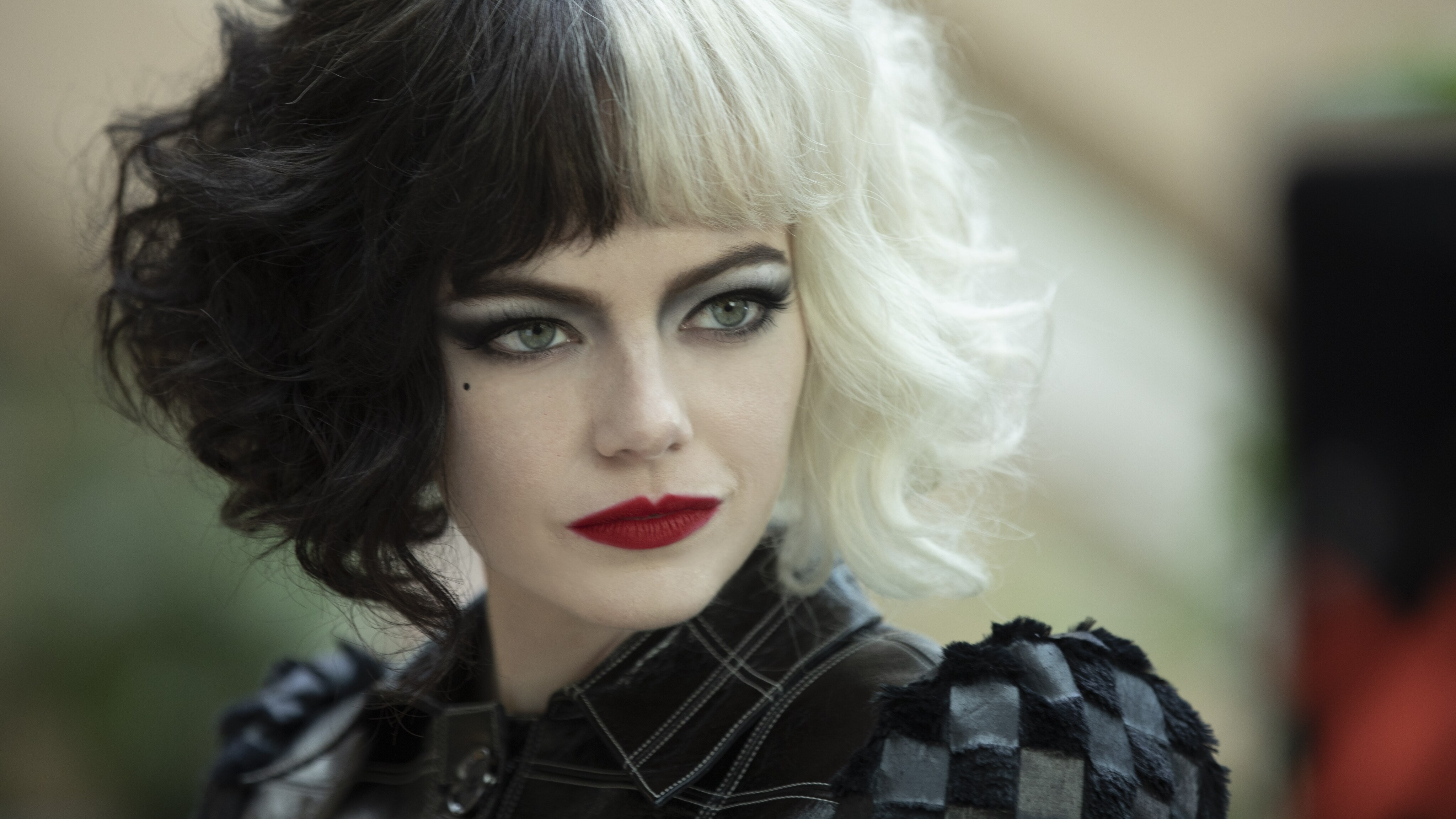 Emma Stone as Cruella in Disney’s live-action CRUELLA. Photo by Laurie Sparham. © 2021 Disney Enterprises Inc. All Rights Reserve