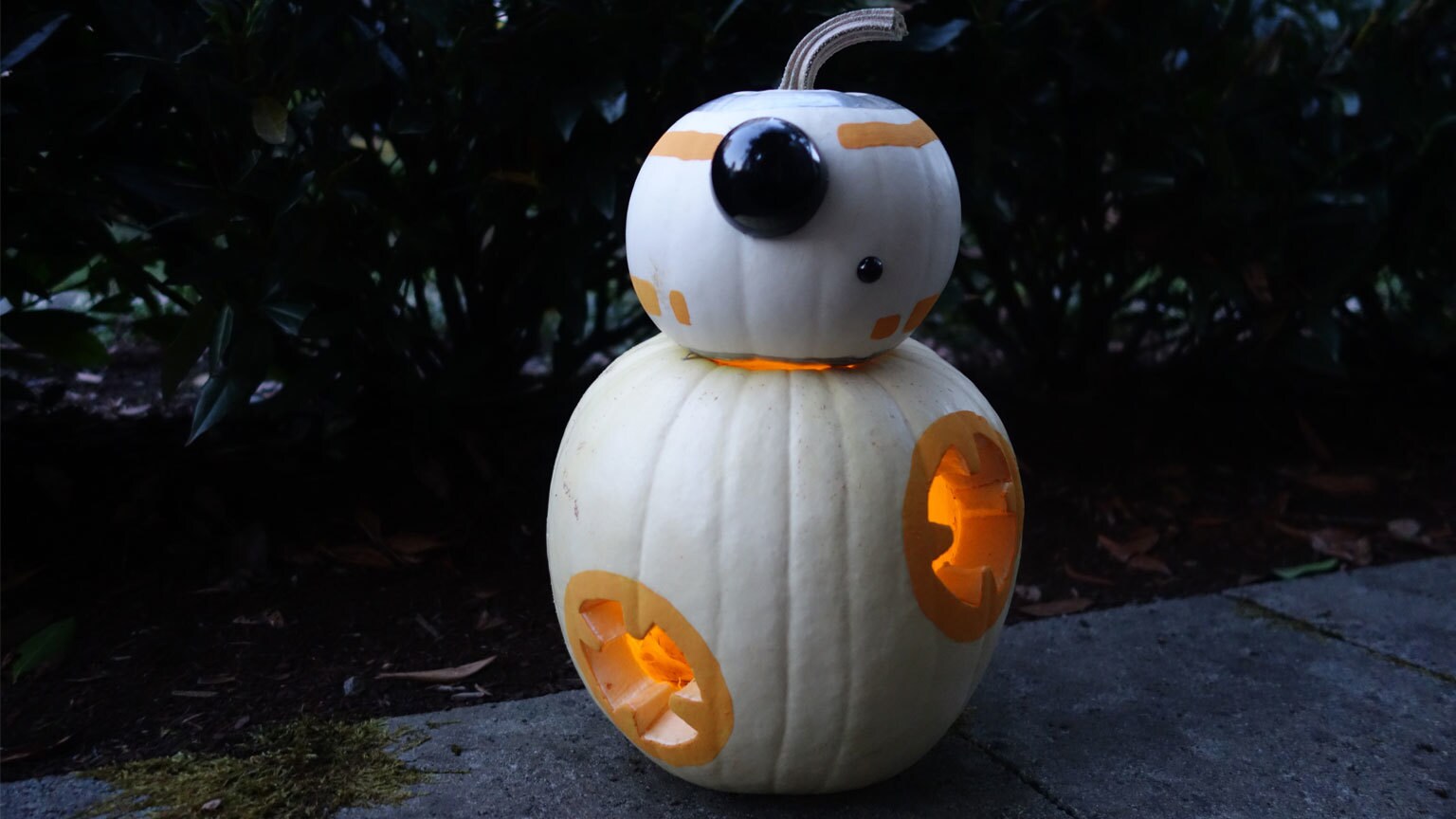 Get a thumbs-up from trick-or-treaters with this bb-8-o'-lantern | starwars .com