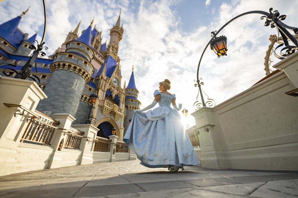 Echa un vistazo especial a los nuevos colores de realeza del castillo de  Cenicienta Magic Kingdom Park | Disney Latino