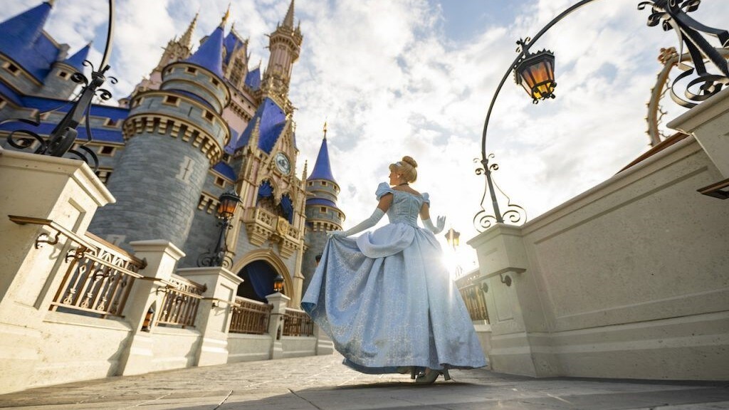 Echa un vistazo especial a los nuevos colores de realeza del castillo de Cenicienta Magic Kingdom Park