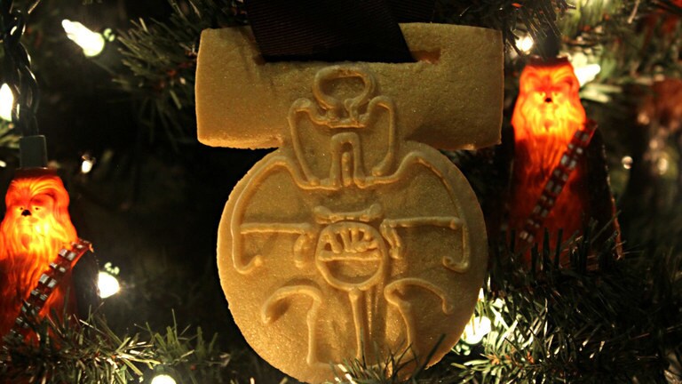 Medal of Yavin Cookies - Star Wars Recipe | StarWars.com