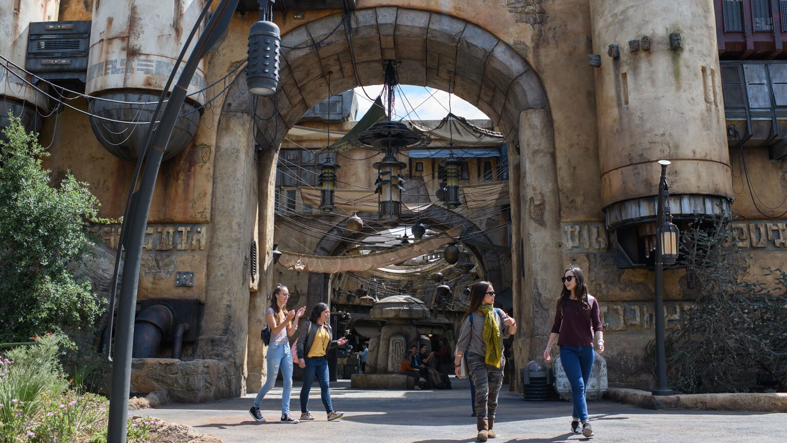 Tune in All Week for a Star Wars: Galaxy’s Edge Takeover Across the Disney Family of Television Networks