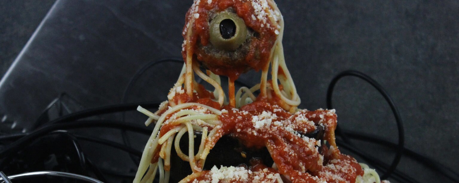 A plate of spaghetti made to look like a Dianoga, a tentacled monster.