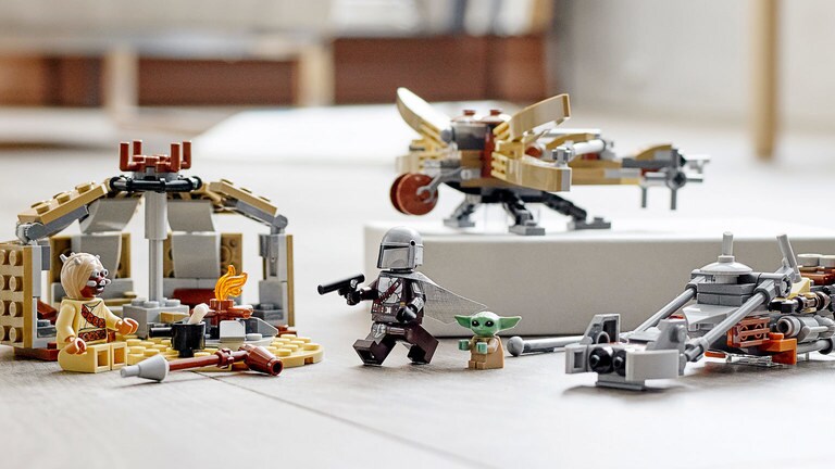 LEGO Star Wars: Mando Minifigure with Grogu (Baby Yoda) Very