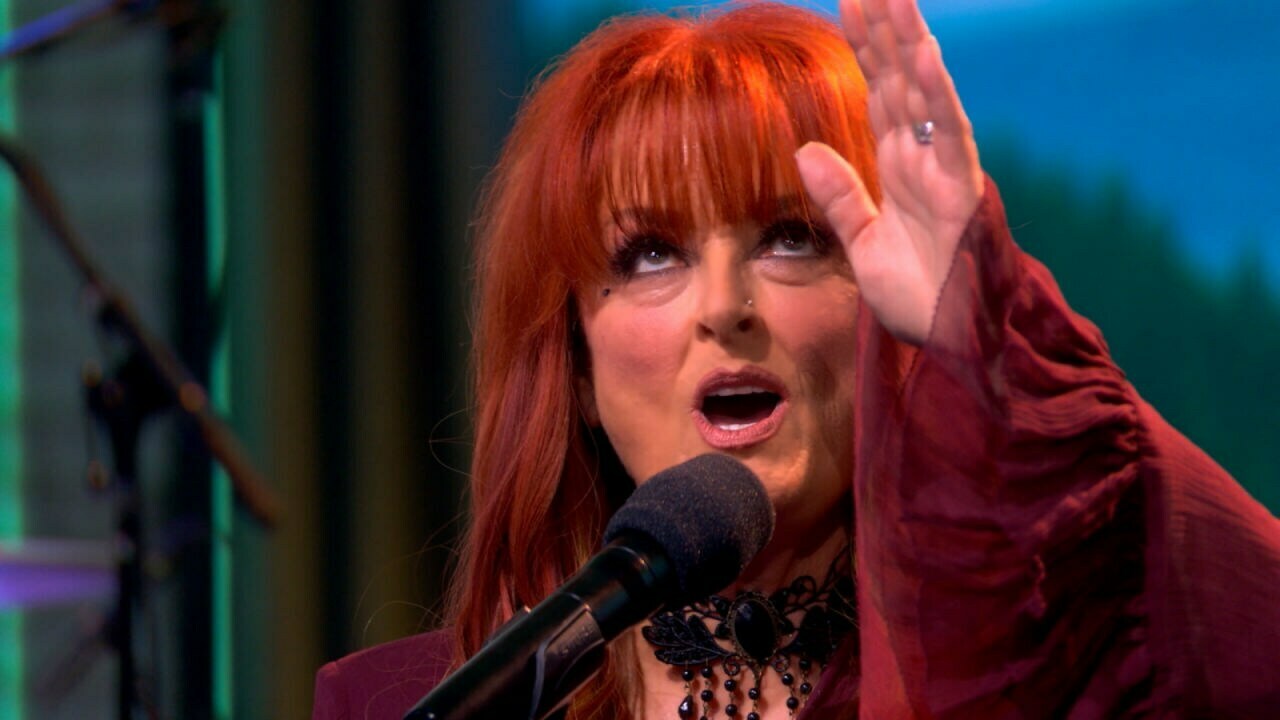 The Country Music Hall Of Famer takes 'The View' stage to perform one of the new singles from her first studio album in over a decade.