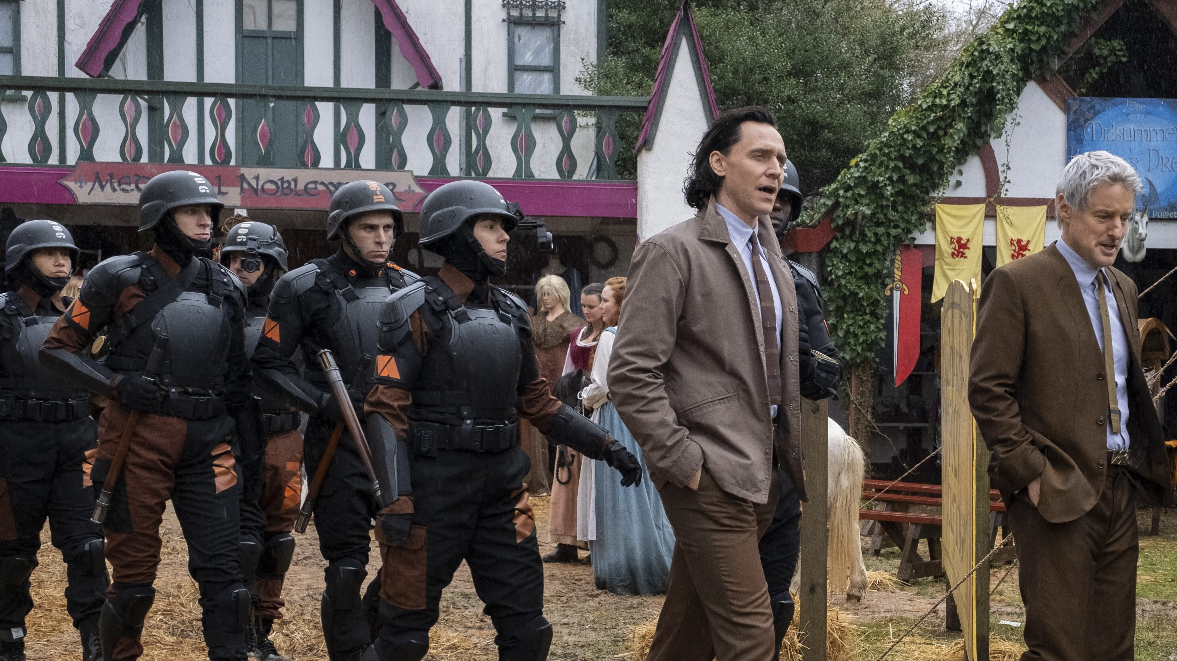 (Center to right): Loki (Tom Hiddleston) and Mobius (Owen Wilson) in Marvel Studios' LOKI, exclusively on Disney+. Photo by Chuck Zlotnick. ©Marvel Studios 2021. All Rights Reserved.