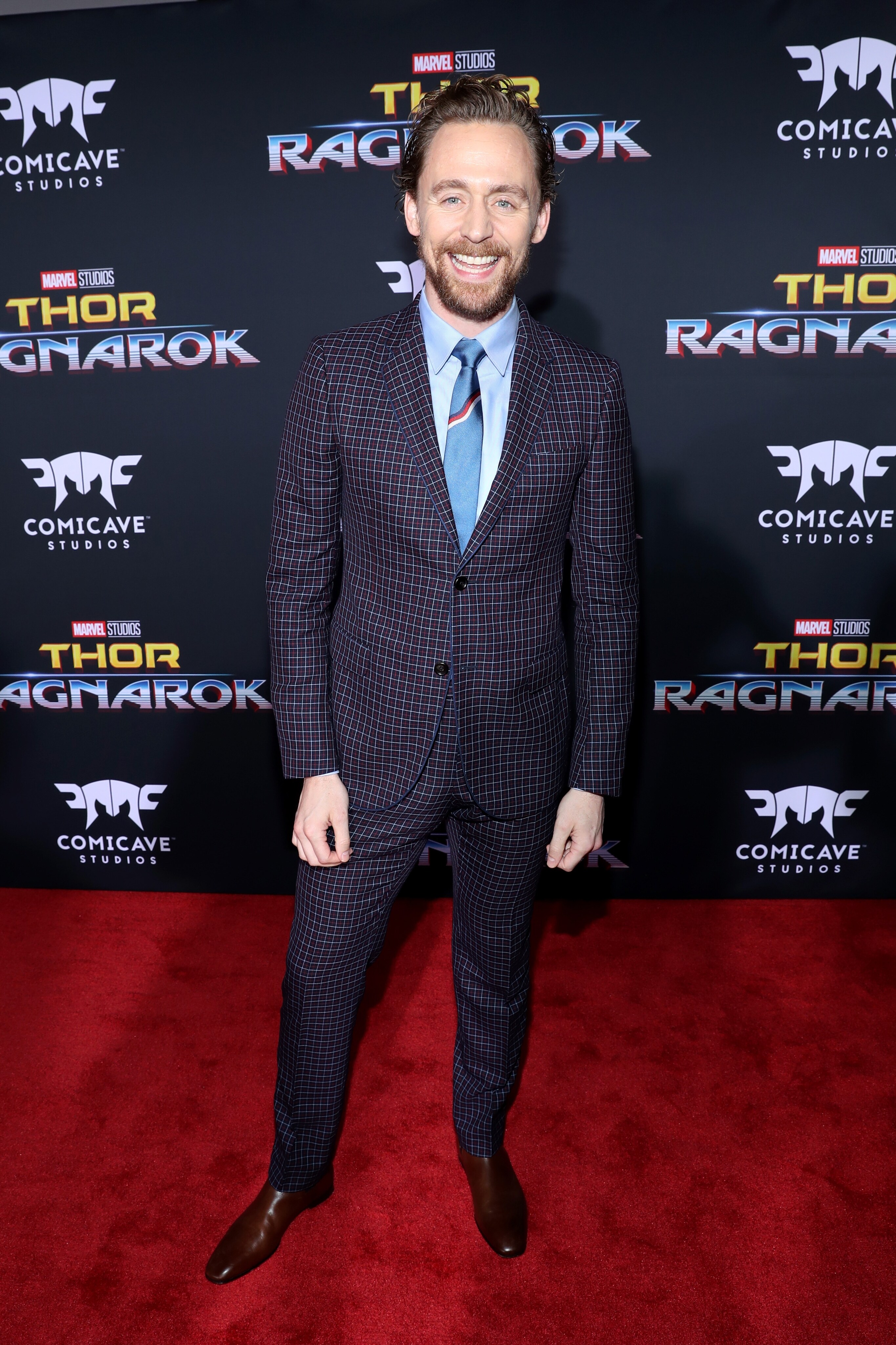 Tom Hiddleston posing at the red carpet 