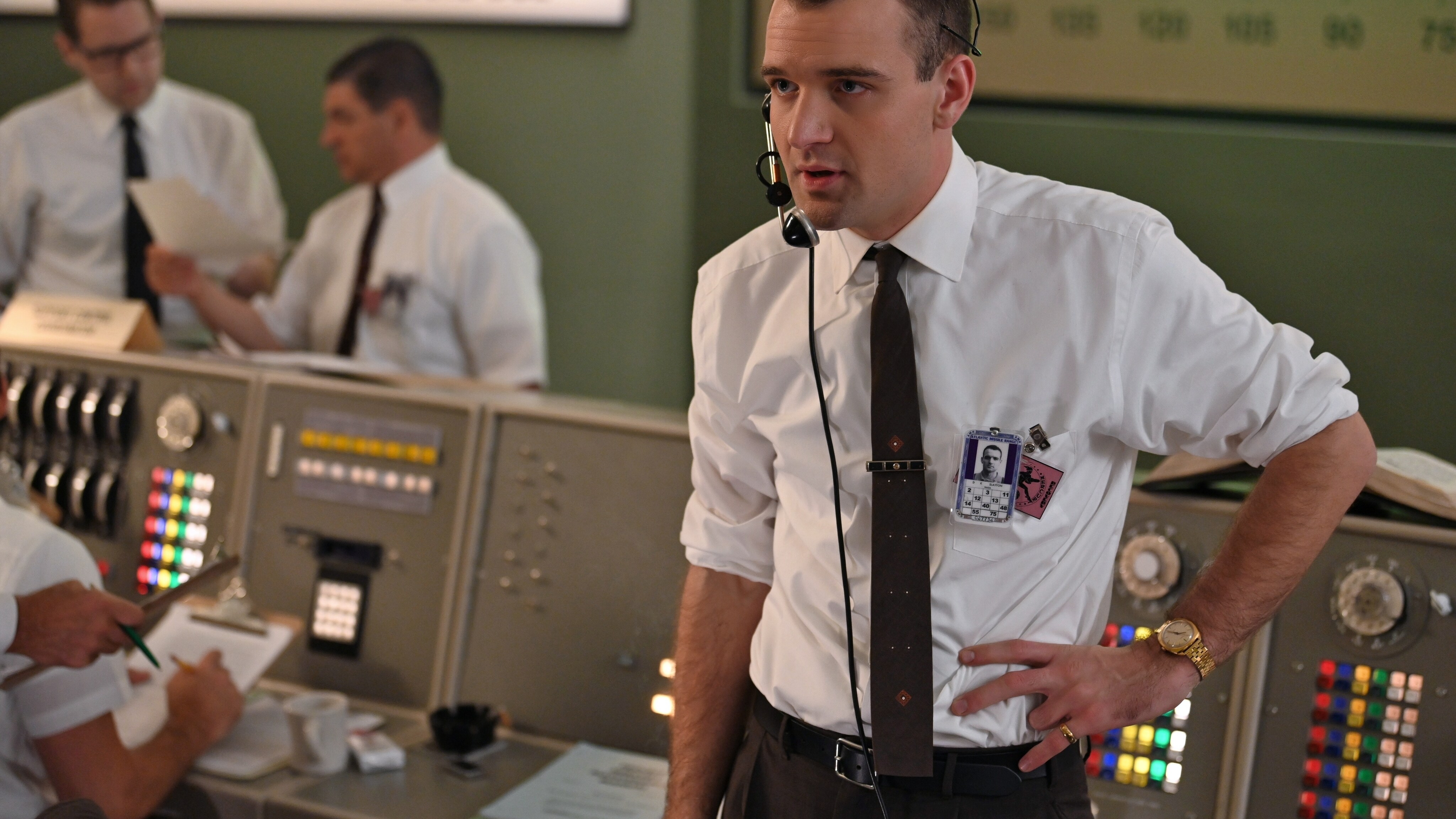 Deke Slayton (R) played by Micah Stock in Mercury Control Center during the Mercury-Redstone launch in National Geographic's THE RIGHT STUFF streaming on Disney+. (Credit: National Geographic/Gene Page)