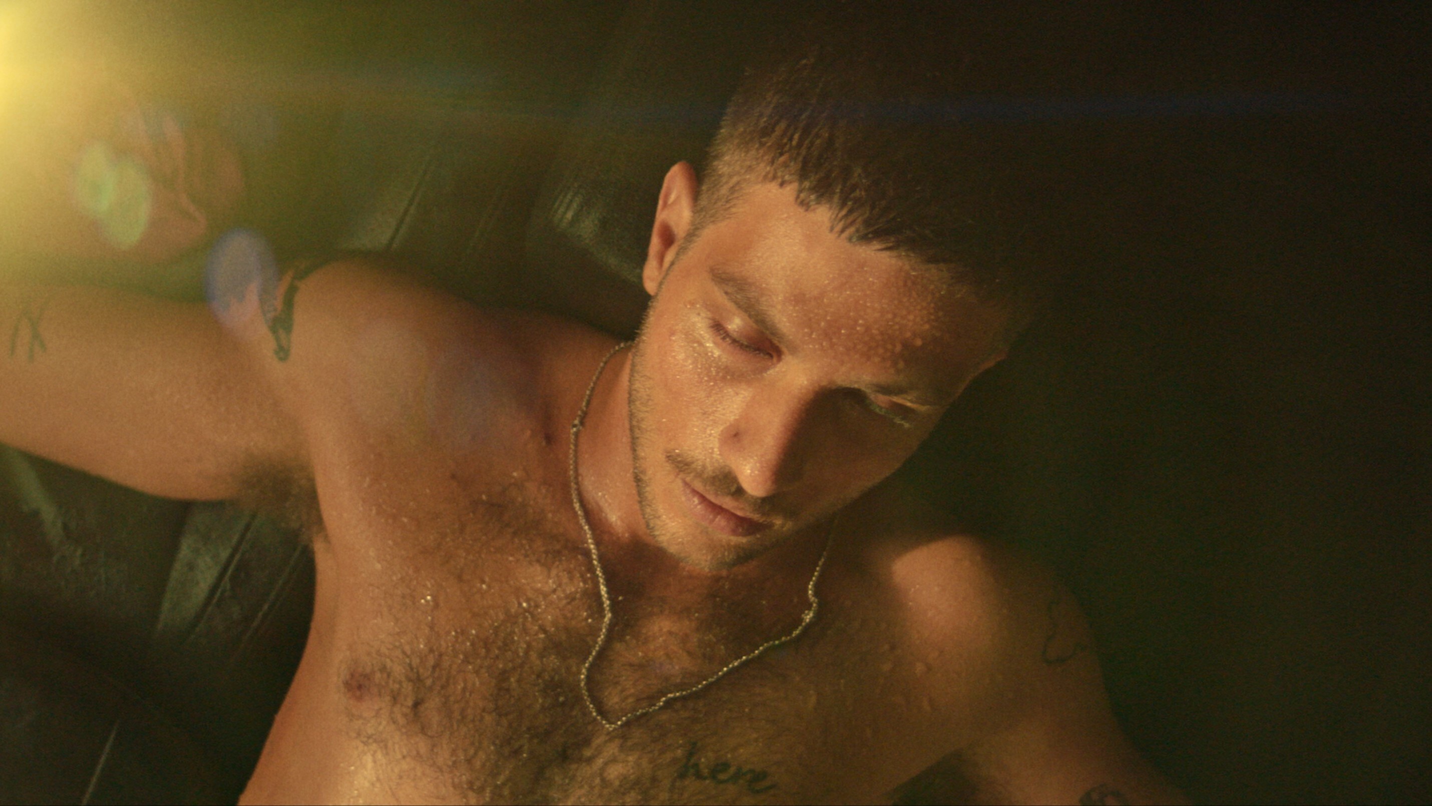 As 5 curiosidades sobre Chay Suede, que interpreta Djalma da Rocha no filme 'A Jaula'